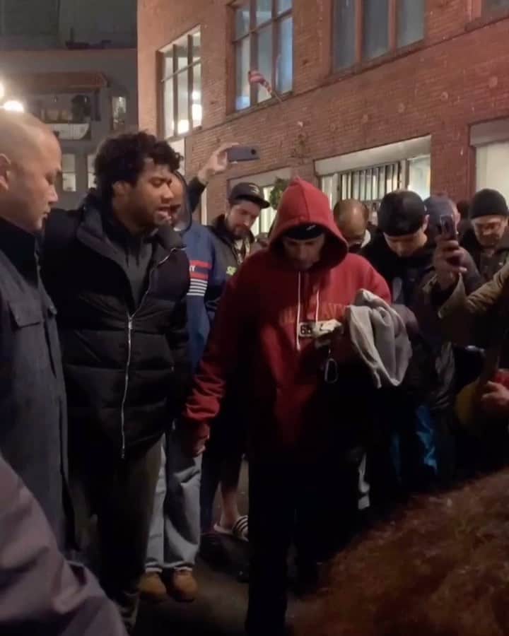ラッセル・ウィルソンのインスタグラム：「JESUS did Wonders tonight!!! Wow God is good! 40 of us Pro & College Athletes from our weekly Bible Study got together and gave our warm clothes, jackets, socks, toiletries, and more... but more importantly we ALL shared the Greatest Gift tonight..God’s Eternal Love! #LoveWins #JesusWins」