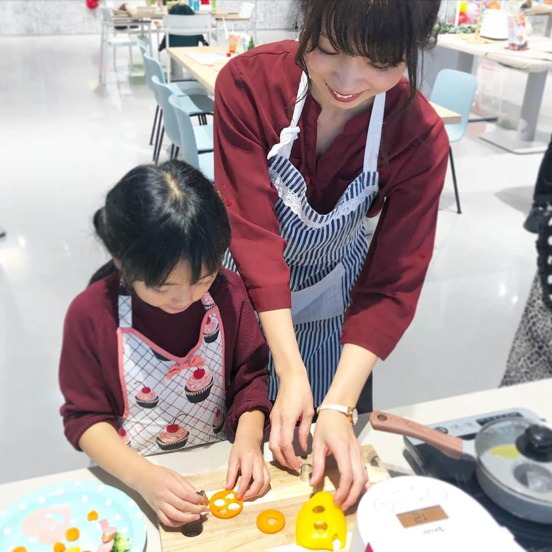 筧沙奈恵さんのインスタグラム写真 - (筧沙奈恵Instagram)「親子でおもち好きな私たち😌 ・ おもちで様々なお料理ができる、もちブレンダーを使ったお料理イベントに娘と参加してきました！ ・ もちブレンダーは、切り餅を使って簡単にもちもち料理が作れる、おもち好きにはたまらない家電です✨ ・ イベントで作ったのは、もちピザ🍕もちブレンダーに切り餅とピザソースを入れて、スイッチを押すだけで25分後に生地が完成します。生地をフライパンに広げて、チーズを散らしてチーズの壁を作ったら、好きなトッピングを乗せて焼いて出来上がり❤️ ・ 具材を選んだり型抜きをしたり、とーっても楽しそうな娘😍私も一緒になってトッピングを楽しんじゃいました✨ ・ 出来上がったもちピザはもっちもちでチーズの壁がカリカリで、本当においしいー❤️おもちは米粉からできているのでグルテンフリーだし腹持ちもいいので、朝ごはんや休日のランチにピッタリ！ ・ 他にも、おもちのコロッケやティラミス、おかきやチョコもちアイスなど、おもちブレンダーで作ったおもち料理をたくさんいただきました✨ ・ 今まであんこかきな粉をつけるかお雑煮くらいしか選択肢がなかったので、おもち料理の可能性の無限大さに驚きました！ ・ おもち好きな息子にも作ってあげたいなー👦❤️ ・ #おもち活動　#もち活　#もちブレンダー　#PR #餅　#お餅　#おもち　#イタリアン　#小麦アレルギー　#グルテンフリー」12月17日 15時54分 - sanaekakei
