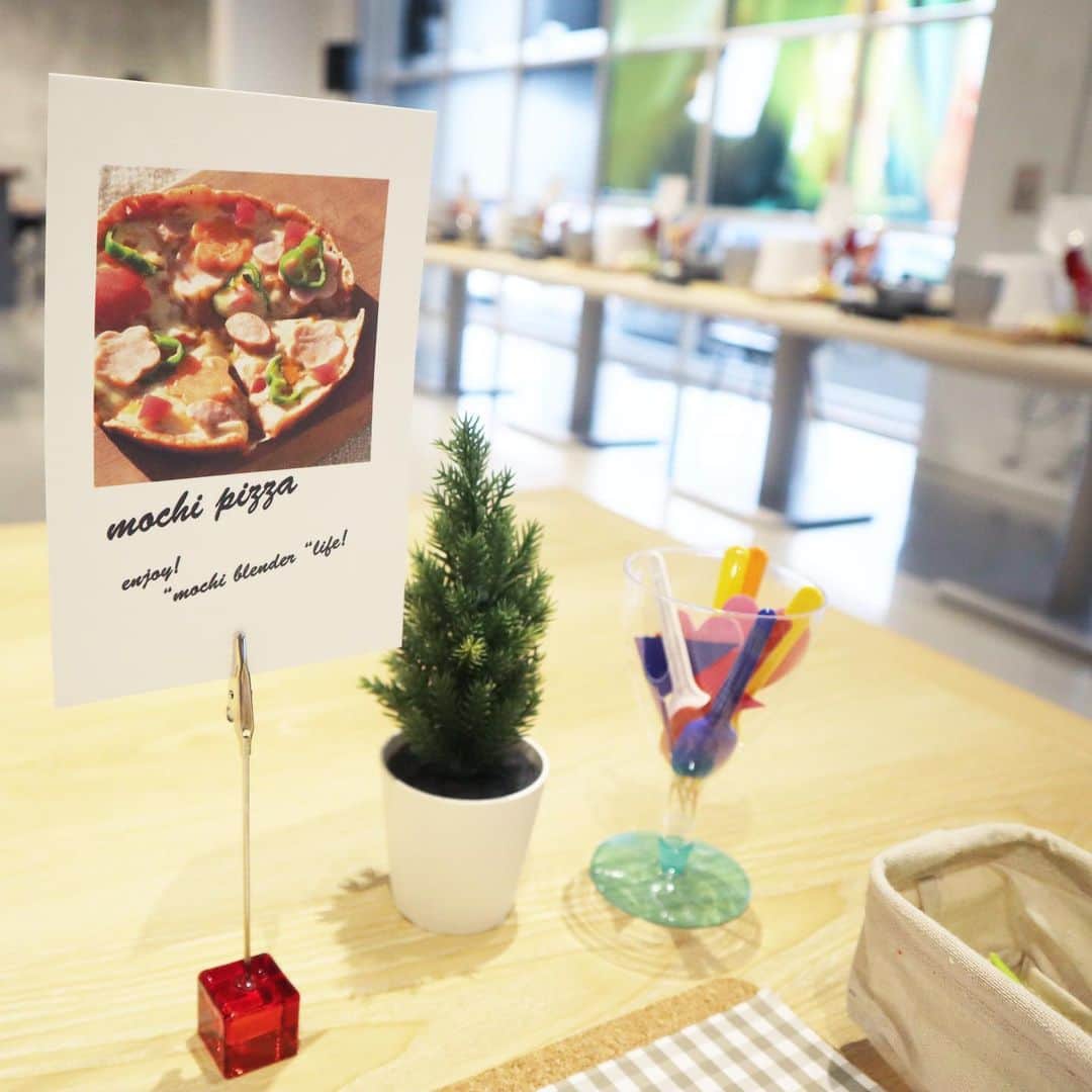 筧沙奈恵さんのインスタグラム写真 - (筧沙奈恵Instagram)「親子でおもち好きな私たち😌 ・ おもちで様々なお料理ができる、もちブレンダーを使ったお料理イベントに娘と参加してきました！ ・ もちブレンダーは、切り餅を使って簡単にもちもち料理が作れる、おもち好きにはたまらない家電です✨ ・ イベントで作ったのは、もちピザ🍕もちブレンダーに切り餅とピザソースを入れて、スイッチを押すだけで25分後に生地が完成します。生地をフライパンに広げて、チーズを散らしてチーズの壁を作ったら、好きなトッピングを乗せて焼いて出来上がり❤️ ・ 具材を選んだり型抜きをしたり、とーっても楽しそうな娘😍私も一緒になってトッピングを楽しんじゃいました✨ ・ 出来上がったもちピザはもっちもちでチーズの壁がカリカリで、本当においしいー❤️おもちは米粉からできているのでグルテンフリーだし腹持ちもいいので、朝ごはんや休日のランチにピッタリ！ ・ 他にも、おもちのコロッケやティラミス、おかきやチョコもちアイスなど、おもちブレンダーで作ったおもち料理をたくさんいただきました✨ ・ 今まであんこかきな粉をつけるかお雑煮くらいしか選択肢がなかったので、おもち料理の可能性の無限大さに驚きました！ ・ おもち好きな息子にも作ってあげたいなー👦❤️ ・ #おもち活動　#もち活　#もちブレンダー　#PR #餅　#お餅　#おもち　#イタリアン　#小麦アレルギー　#グルテンフリー」12月17日 15時54分 - sanaekakei