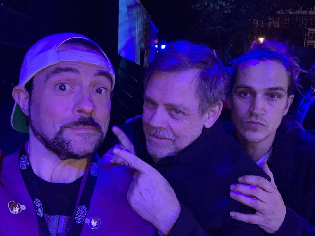 ケヴィン・スミスのインスタグラム：「Tonight, @jayandsilentbob ran into CockKnocker himself at the @starwars #theriseofskywalker premiere! @bose got us tickets and @hamillhimself was the first Star warrior we saw when we walked in! For four decades he’s been fighting the Empire, bringing us new hope, and tonight, Mark got to take a big bow to a standing ovation! The movie itself is EPIC, and while I can’t say anything until the embargo is lifted, I can say that I loved it - especially a Chewie moment that took me right back to 1977! After 42 years, @jjabramsofficial brought the Falcon in for a safe landing and put some of our old friends back together again! The #starwars flicks have been a big part of my life and work, and seeing Rise this evening made me feel like a kid again - and at 49, that’s worth the price of admission (which, as a premiere, was free - but I already bought tickets for Friday)! And I couldn’t imagine a better way to start the night than by running into the returning Jedi! Thanks to #boseheadphones and the #bosear team for the tickets (and the headphones)! #KevinSmith #jasonmewes #markhamill #starwarstheriseofskywalker #teambose」