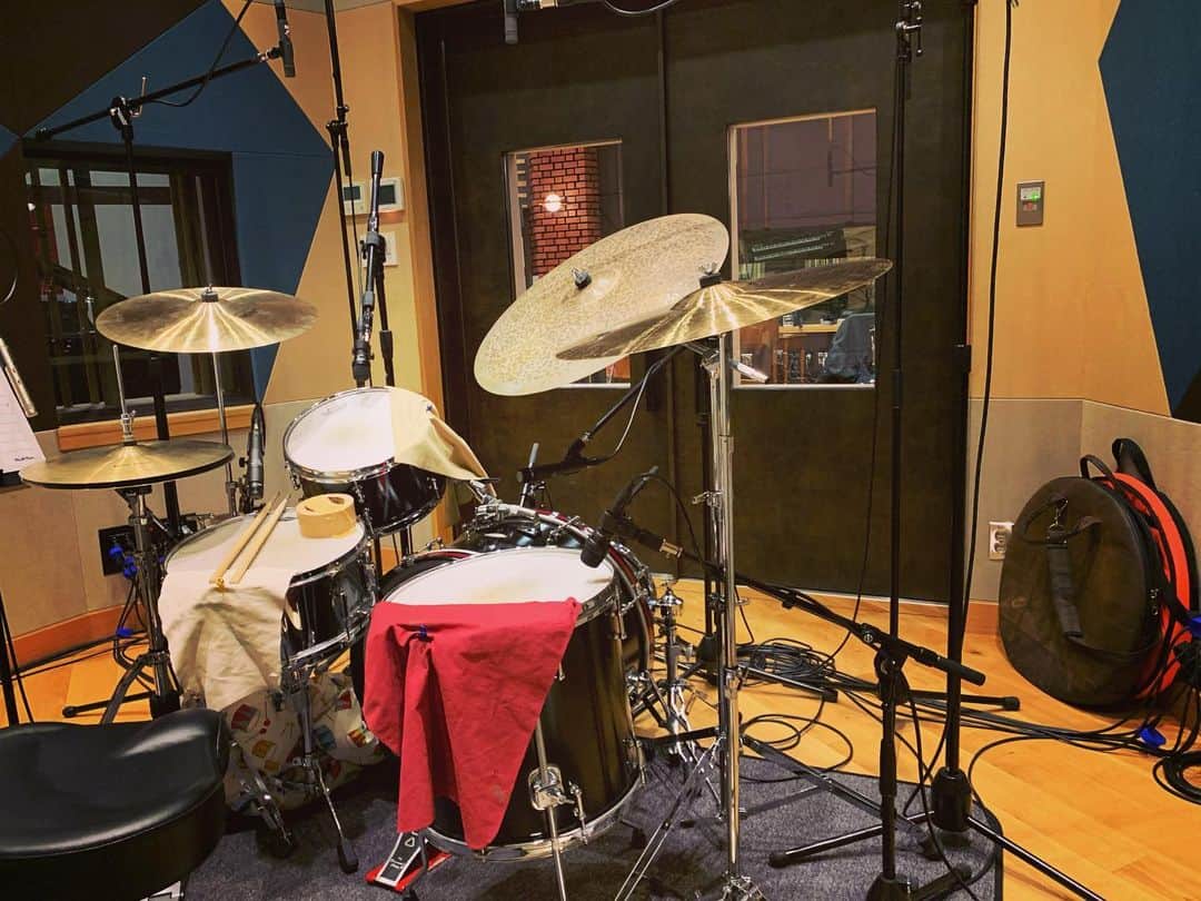 神谷洵平さんのインスタグラム写真 - (神谷洵平Instagram)「午前中ツアー機材ピックアップし。無事音決め完了！ このドラムセットが、わたくしには欠かせない。 さて、録ります🏃🏻‍♂️ Pick up tour equipment in the morning.  Sound determination is complete!  This drum set is indispensable for me.  Well, I will record 🏃🏻‍♂️ #candcdrums #大橋トリオ　#レコーディング」12月17日 15時58分 - junpeikamiya