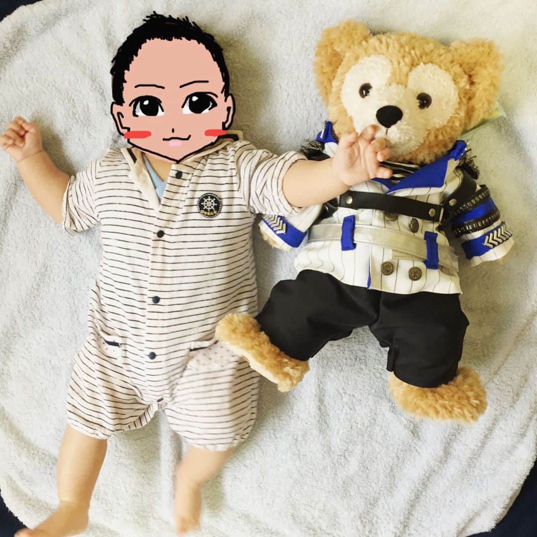 浦えりかのインスタグラム：「今月も浦正ダッフィーと背比べ。ねずみとジェラトーニの写真も。 #augustbaby2019 #baby #赤ちゃんの成長記録 #ぬいぐるみと背比べ  #ダッフィーコーデ」