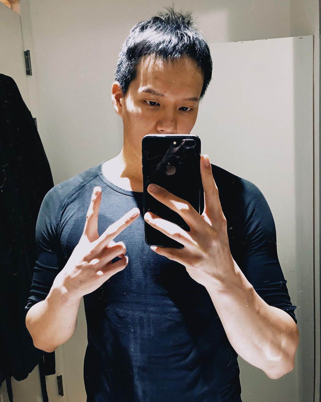 プニエル のインスタグラム：「Couldn’t sleep well last night, still woke up early to work out, stamina is now at 0... gonna get a massage tonight for sure !  어제 잠 잘 못 잤지만, 일찍 일어나서 운동 갔더니, 이제 체력 0... 오늘 마사지 받아야겠다」