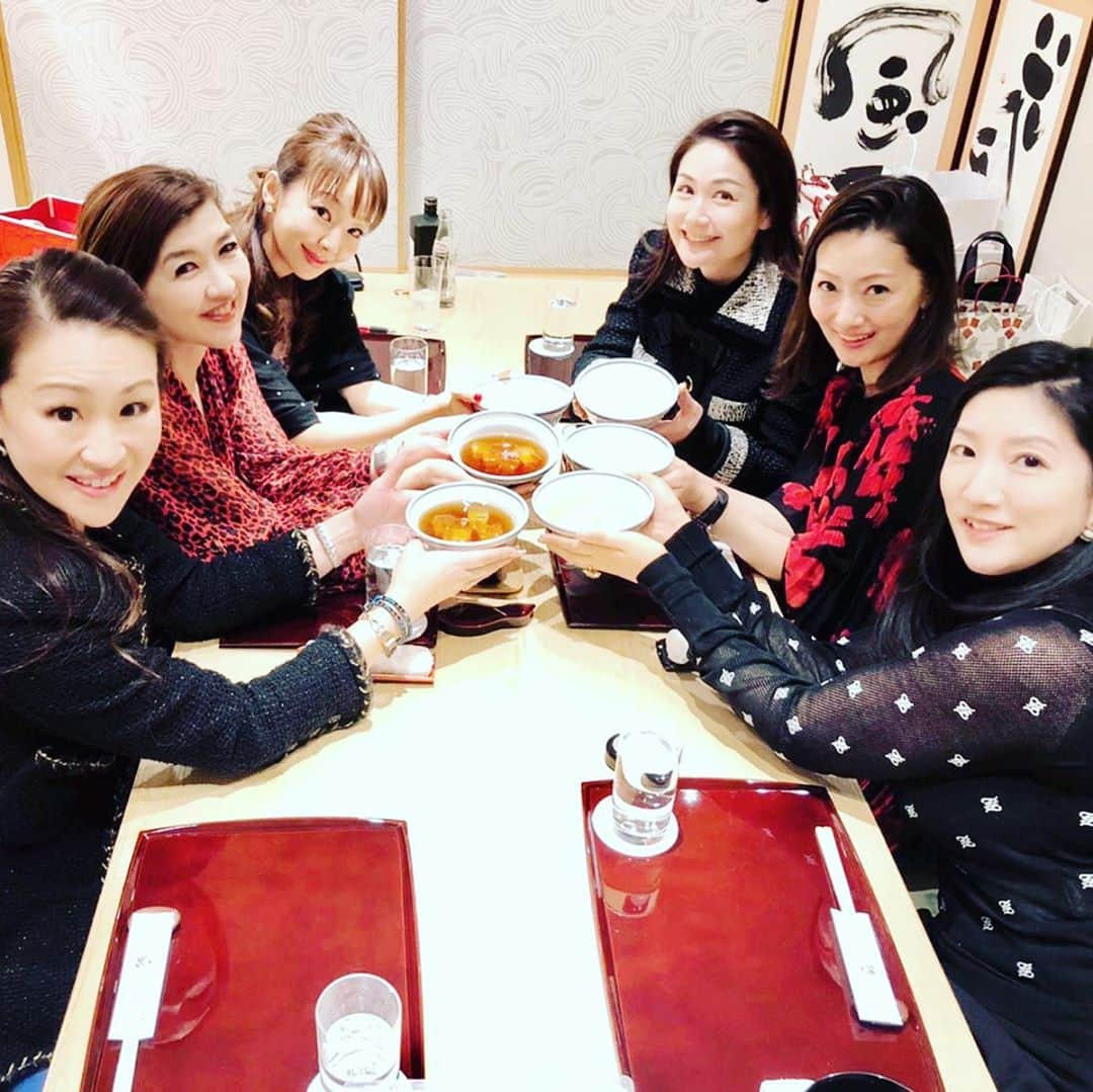 神田うのさんのインスタグラム写真 - (神田うのInstagram)「ずっと行ってみたかった白鵬関のちゃんこ鍋のお店『鵬』にて☺️ 内助の功が素晴らしい紗代子ちゃん💕と横綱の優勝お祝い&尊敬する働くママのナオミさん💕と千晶ちゃん💕のお誕生日のお祝いをしました☺️ ちゃんこはとーっても美味しかったです☺️ ナオミさん💕千晶ちゃん💕お誕生日おめでとうございます㊗️🍾🎉 『おめでとう❣️』を言い合うお祝い会っていいですね😍 ストーリーズに動画アップしています☺️ #ちゃんこ鍋#ちゃんこ#鵬#ho　　横綱白鵬#優勝お祝い#内助の功#12月生まれ#お誕生日会#お誕生日お祝い#合同お祝い会#お祝い#お祝い会#おめでとうございます#おめでとう#神田うの#unokanda」12月17日 16時02分 - unokandaofficial