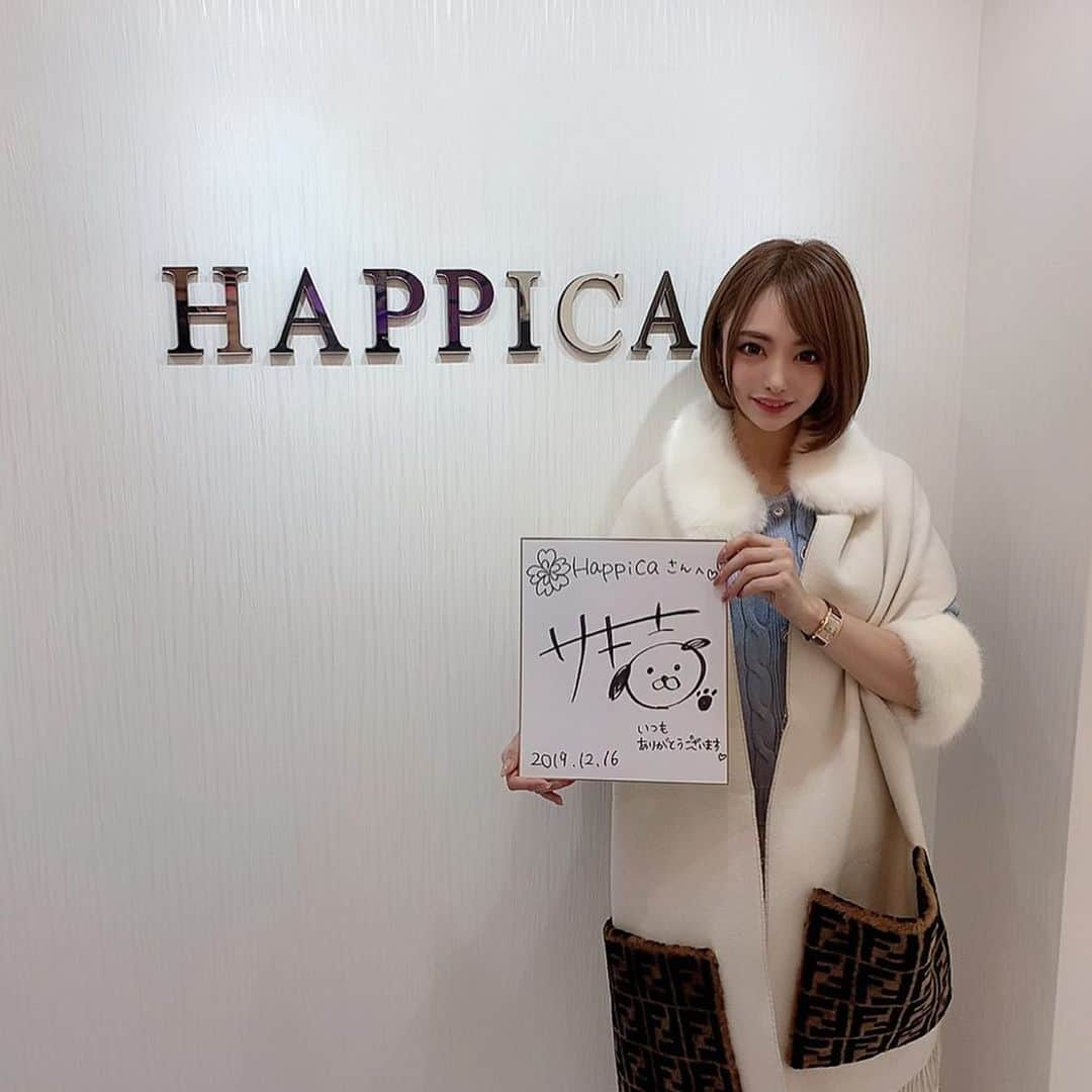 サキ吉さんのインスタグラム写真 - (サキ吉Instagram)「今話題の セルフホワイトニングサロン🦷 @whitening_lounge_happica_ebisu Happica恵比寿店に行ってきたよー✨ . 店内は個室で清潔感があって安心して行ける💓 . 安いのに歯医者さんでやってるホワイトニングレベルで白くなった🦷(それ以上かも🤔) 私は3トーン上がったよ✨ これは自信を持ってオススメ出来る✨ . . Happicaのホワイトニングは、 痛くないし、食事制限も無し💡 直後にコーヒー飲んでも大丈夫😇❣️ . 今回私が受けたコースは 業界初最新赤色LEDを使った Happica1番人気のコース✨ 10分＋13分＋赤20分3回照射コースだよ❤️ . 私のインスタ見たって言えば 15分+15分/2回2980円 で試せるよ🥺🥺🥺💞 . ぜひ行ってみてね🥺 効果にビックリするはず！！ ． 【東京恵比寿店】 〒150-0022 渋谷区恵比寿南1丁目1番3号 三橋屋ビル 2階 ☎03-5720-8377  LINE ID→ @366wicqo ✉happica.ebisu@gmail.com . . #白い歯  #白い  #ホワイトニング  #ホワイトニング  #東京 #美意識  #whitening  #歯を白くする  #歯を白くしたい  #セルフホワイトニング  #サロン  #専門店  #素敵 #目指す #革命  #白い歯をキープ  #白い歯が眩しい笑顔 #happica #ハピカ #業界初 #最新 #新店舗 #関東 #🦷 #✨」12月17日 16時09分 - sakikichi1201