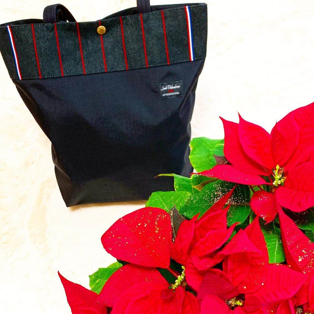 のインスタグラム：「❤️❤️❤️ . 新年を迎えてから愛用する @ltds_jp の👜は ジョエル・ロブションと レ・トワール・デュ・ソレイユが コラボした素敵なトートバッグ💓💞 . 丈夫で軽量なナイロン生地で シンプルな縦型はA4サイズが スッポリ入って底板付き✨ お仕事用に書類を入れたり サブバッグとして 持ち歩こうと思ってますﻌﻌﻌﻌ️️♥️ . .  ブラックにストライプのラインが 可愛いわぁ🥺✊❤️❤️❤️ .  @ltds_jp #lestoilesdusoleil #レトワールデュソレイユ #joelrobuchon #ジョエルロブション #chao_app #コラボ商品 #トートバッグ#エコバッグ  #コーデ#ファッション#鞄#バッグ#bag#お仕事バッグ #a4サイズ #サブバッグ#かばんの中身#バッグの中身#シンプルファッション#シンプルコーデ#大人可愛い#大人女子#ポインセチア#花のある暮らし #インフルエンサー ✩ ⋆ ✩ ⋆ ✩ ⋆ ✩ ⋆ ✩﻿ ⋆ ✩ ⋆ ✩﻿ 見て下さった方 (*´︶`*)♡Thanks!❤️❤️❤️❤️❤️❤️」