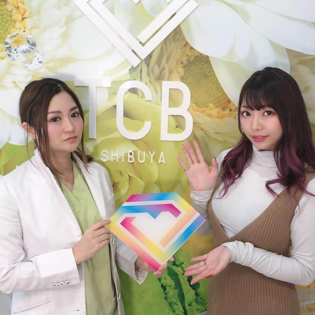 のインスタグラム：「今日は #美容day 🤭💓 . . . 朝から #東京中央美容外科渋谷院 @tcbshibuya で #シャネル注射 して #肌ケア 🥺 . 痛いかなー？って不安だったけどクリームの麻酔で全然大丈夫だった！ . . #肌活 したあとは #ホワイトニング しにいって歯もだいぶ明るくなってきた気がする😊 . . 26歳になってからいよいよアラサーだから #エステ とか #美容 にめっちゃ気を使うようになってきた😂 今まで全然やってなかった分。。。(笑) . . 年相応の美しさに憧れてる🥺 @tcbtomita . .  #美容整形ならTCB東京中央美容外科 #東京中央美容外科 #美容外科 #渋谷 #富田莉沙子 #美容皮膚科 #水光注射 #セルフホワイトニング #pr」