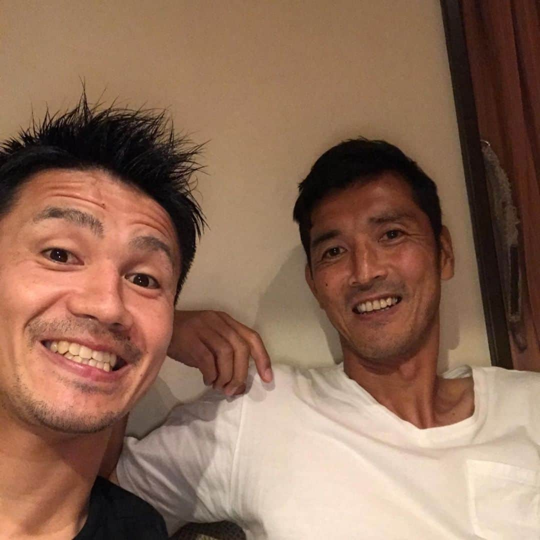 谷口博之さんのインスタグラム写真 - (谷口博之Instagram)「川崎フロンターレファンの皆様 高校卒業から7年間、サッカー選手としても人間としても成長させてくれたクラブ！ たくさんの人達に育ててもらいました🙏  フロンターレの谷口はCBの5番「イケメン」に全て持ってかれましたが…僕は皆さんの事を忘れないからね！笑 しかも僕がいなくなってから3回もタイトル取っちゃって！㊗️ 今までプレーした中で一番上手い選手はダントツで憲剛さんでした！ 復帰楽しみに待ってます⚽️ #寺田周平 さん #伊藤宏樹 さん 今でもお世話になっているお兄ちゃん^_^ 本当にありがとうございました🙇‍♂️」12月17日 16時17分 - hiroyukitaniguchi29