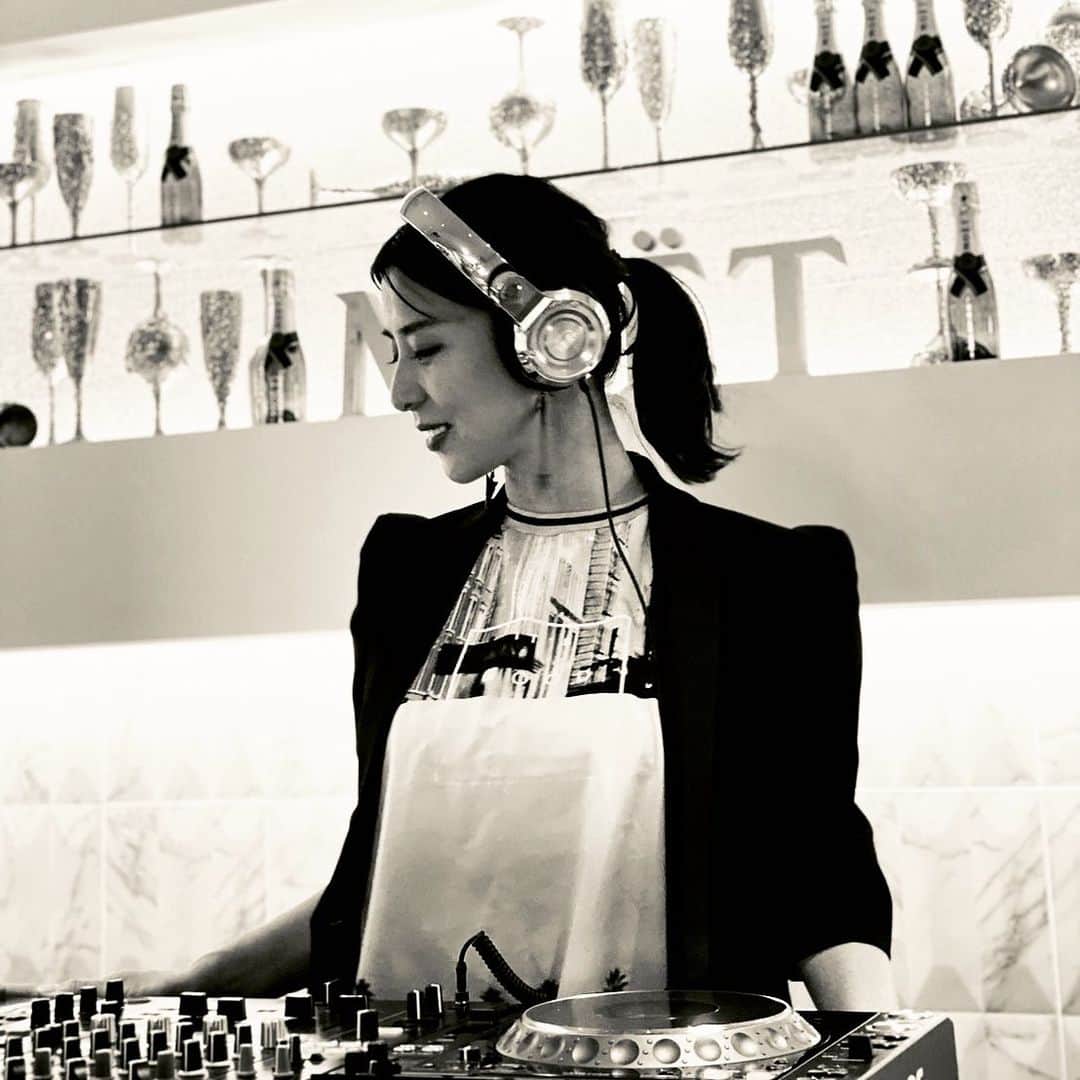 DJ AMIGAのインスタグラム：「先日のMoëtポップアップ🍾 22日も銀座SIX 6Fにてやってます🍸  #moët #moetchandon #champagne #party #ginzasix  #ginza  #dj #djlife  #djamiga  #femaledj」