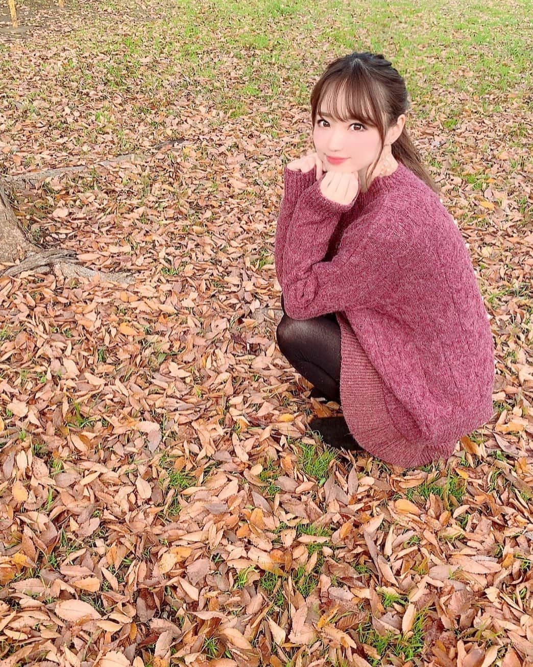 小越しほみさんのインスタグラム写真 - (小越しほみInstagram)「・ ・ 落ち葉の絨毯🍂 ・ ・ ・ ・ ・ #落ち葉の絨毯 #落ち葉 #公園 #park #knit #ニット #ニットワンピ #17kg #japanesegirl #instagood」12月17日 16時22分 - shihomi1129