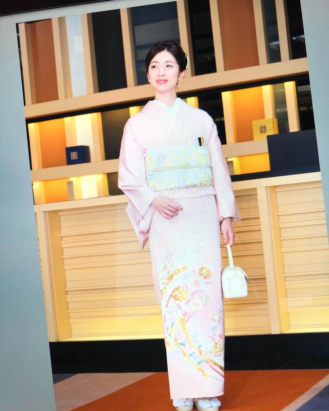 木庭弥生のインスタグラム：「@soubien_official さん今年最後の撮影👘 . 今年も素敵な着物と浴衣をたくさん着せて頂きました☺️ . いつも楽しい現場😊 ありがとうございます✨ . . #創美苑 #soubien #着物 #浴衣 #和装 #着物レンタル #留袖」