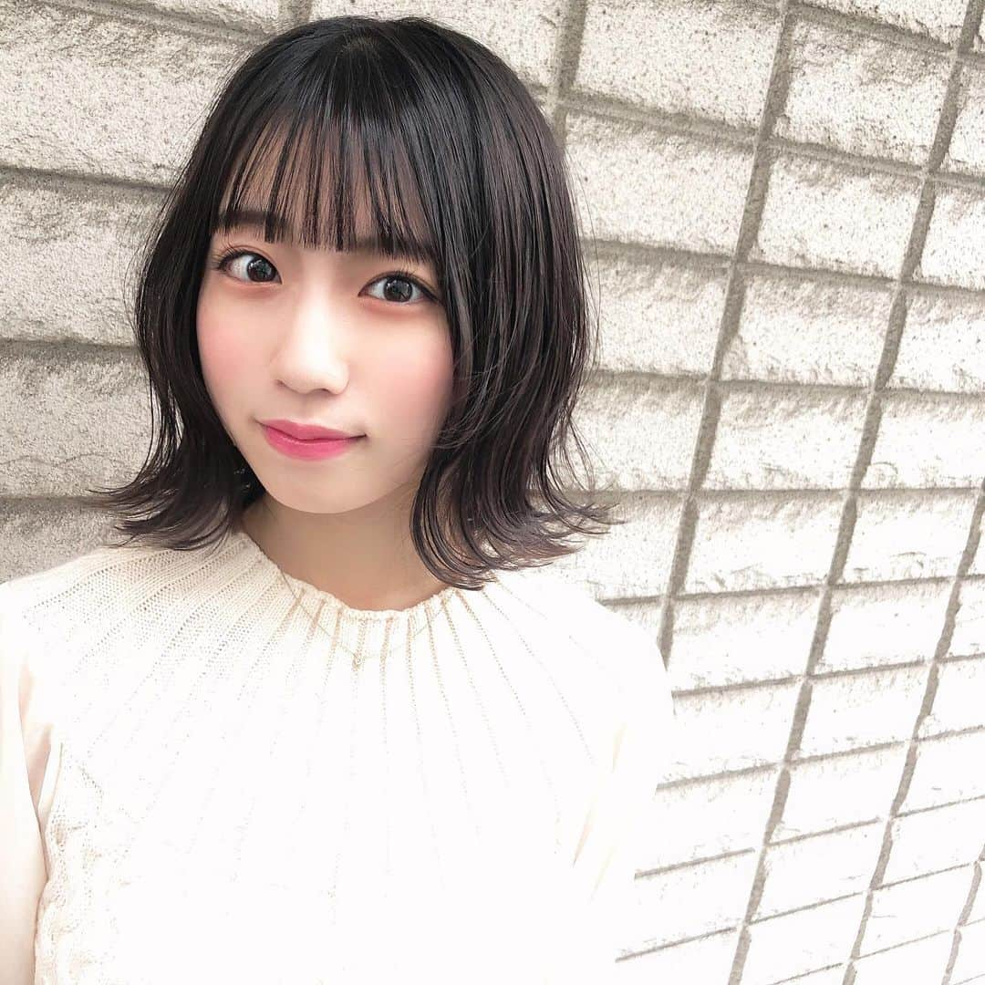 涼掛凛さんのインスタグラム写真 - (涼掛凛Instagram)「もう伸びてきたので切りたてのこの頃に戻りたい🧸✄ ふわっとしたアレンジがすき . . . #ボブ #外ハネボブ #外ハネミディアム #spica #ぱっつん前髪 #ヘアアレンジ #アレンジヘア #黒髪ボブ #自然光 #instagood #タグ何つけたらいいかわからん」12月17日 16時41分 - rin_suzukake