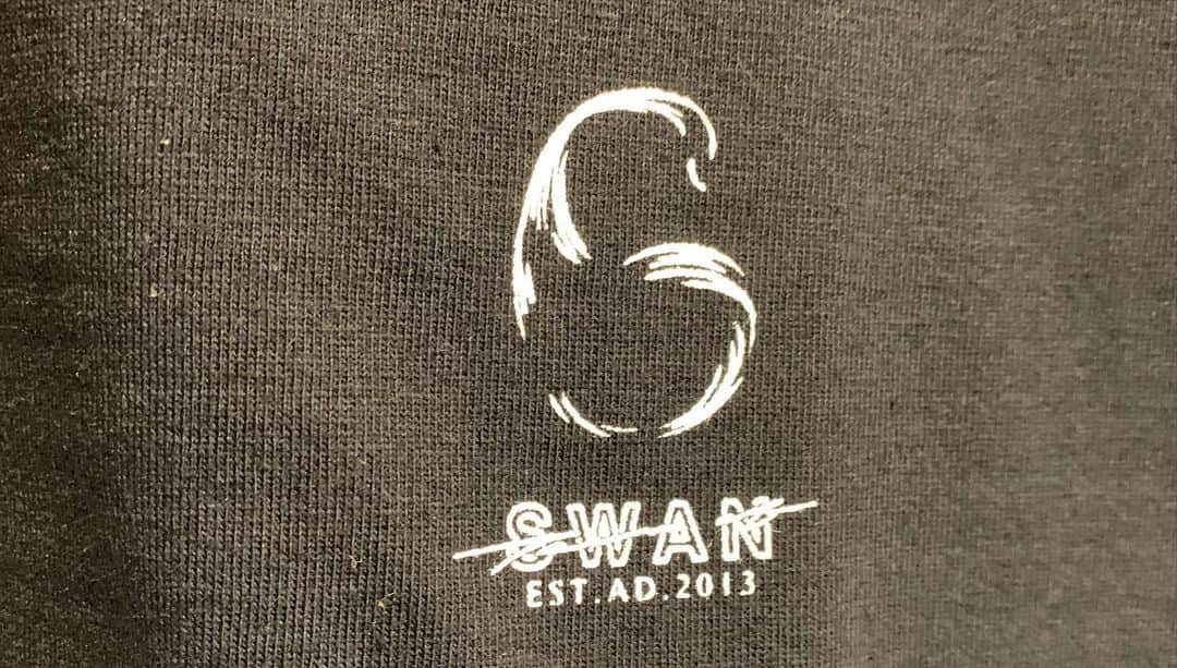 白鳥雪之丞さんのインスタグラム写真 - (白鳥雪之丞Instagram)「TEARS OF SWAN×HANDSOME DESIGN/6周年記念Tシャツになります!! 今週末のPOP UP SHOPにて販売しますので宜しくお願い致します(^^)☕️🏘6️⃣ TEARS OF SWAN POP UP SHOP TOUR 2019 FINAL in KISARAZU  BRAND:Tears of Swan  CYbER dYNE DAY:2019.12/20(fri).21(sat).22(sun) TIME:12:00〜20:00 SHOP:M&C coffee stand PLACE:千葉県木更津市中央2-6-2 TEL:0438-55-6043  @tears_of_swan  #tearsofswan @handsomede  #handsomedesign  @mandc_coffee_stand.2019  #mandc_coffee_stand  #12月21日 #6周年  #木更津 #千葉」12月17日 16時38分 - yukinojoeshiratori