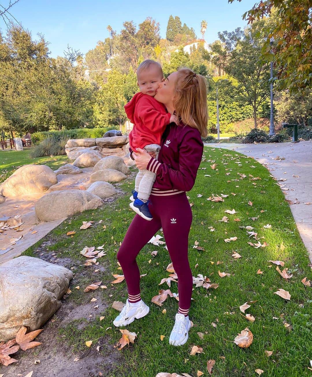 リアノン・ランゲラック（ミッチェル・ランゲラックの妻）のインスタグラム：「Park hangs with my baby 🌲🐿」