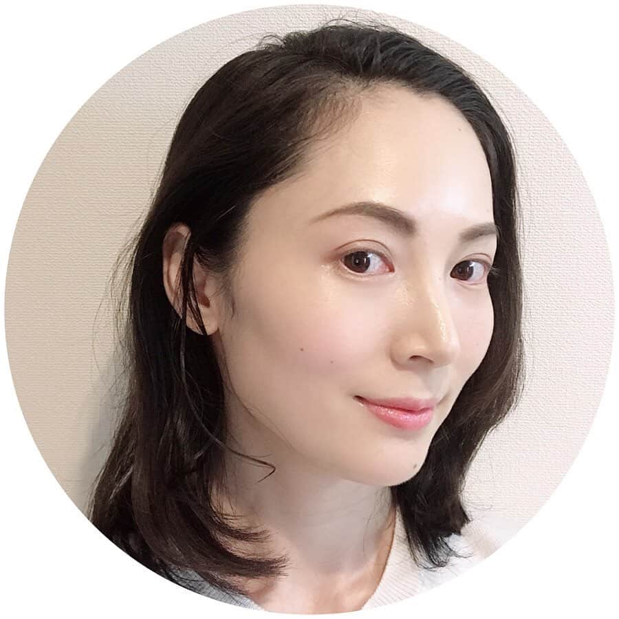 日高薫のインスタグラム：「髪の乾燥防ぐために最近愛用しているヘアートリートメント🌿😌 タオルドライ後にスプレータイプとヘアミルクを揉み込んで乾かすと、しっとりした仕上がりに❣️ #ジョンマスターオーガニック 🌿G&Cリーブインコンディショニングミスト 🌿R&AヘアミルクN  翌朝も髪しっとり感と頭皮の乾燥が防げてスタイリングが楽になりました😊✨ ヘアケアも大事ですね❣️ @johnmastersorganics_japan  #ヘアートリートメント #ミスト #ヘアミルク #ヘアースタイル #ヘアケア #ヘアケア用品 #hair #hairstyle #オーガニックコスメ #organic#organiccosmetics #beauty」