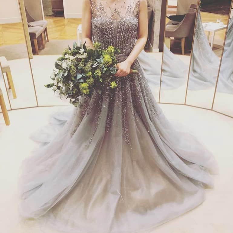 のインスタグラム：「. ====================== #みんなのウェディング をつけてお写真を投稿してください📸💕 素敵な投稿は記事内や公式IGで ご紹介させていただきます♡ ====================== . カラードレス試着レポ👗💓 ． #treatdressing にて、#reemacra のドレス2着をお試し👰✨ . キラッキラのグリッター✨がため息出ちゃうほど美しい、くすみグレーのドレス。 . シックなネイビーカラーと、王道Ａラインとは少し違うシルエットが目を惹く一着🥺 . どちらも人気のドレスです💕 . キラキラグレードレスは、やっぱり想像した通りのかわいさ😭！まばゆさ😭！ . そして、ネイビーの方は思いがけないことに、デザインがすごく似合ってる…と感じた花嫁さん🥰❣️ . 人気があって憧れの一着を着てみるのも、結婚式準備の楽しみ❤️ . 試着のなかから予想だにしていなかった一着に出会うも運命💒 . 一人でも多くの花嫁さんが楽しみつつ、自分にはコレだ❣️と思える一着に出会えますように😌💓 . . @y_k_n.wd さんのpicを ご紹介させていただきました 👰🏻🤵🏻💒✨ ありがとうございます 😊💕 . . . **************************************** 結婚式準備に役立つ情報毎日更新中🎉 詳しくはプロフィールリンク🔗をcheck❣️ . . 👉結婚式場の口コミや本当の費用明細は 《みんなのウェディングTOP》へ💓 . 👉結婚式準備に役立つアイデアは 《みんなのウェディングの記事を読む》へ💓 . 👉「こんなときみんなはどうしたの？😢」 みんなに意見やアドバイスをもらいたい花嫁さんは 《花コミュ》へ💓 . . ****************************************. . . #プレ花嫁 #結婚準備 #結婚 #ブライダル #卒花 #卒花嫁 #結婚準備 #2020冬婚 #2020春婚 #2019夏婚 #2019秋婚 #大人婚  #大人花嫁  #ドレス選び #ドレス試着 #ドレス試着レポ #カラードレス #ドレス迷子 #トリートドレッシング #リームアクラ #インポートドレス #👗 #運命の一着 #ドレス探し #カラードレス試着」