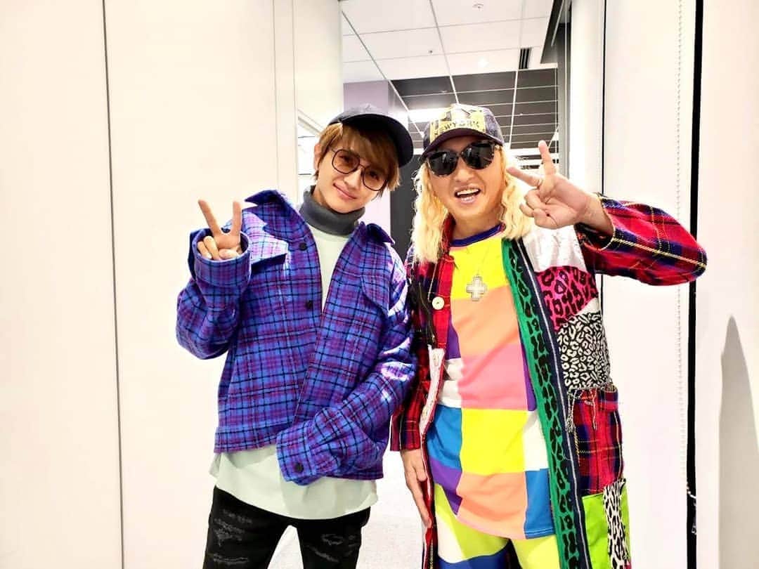 のインスタグラム：「事務所でNissyと遭遇！！｢オレ、ファンミーティグ行ったんだよ！｣ ｢知ってますよ、終わって一緒に写真撮ったじゃないすか！！｣さすが Nissy！！AAA ドームツアーも後半戦！！体に気を付けてファイティング DO DANCE ！！ #nissy #西島隆弘 #AAA #DJKOO」