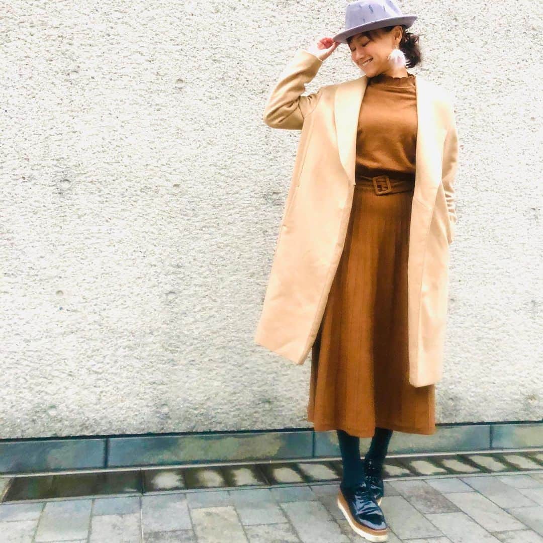 のインスタグラム：「今日もお仕事に出とりましたぁー✋  詳細はまたお知らせしますね😊 なかなか気温の変化が激しいので、着る物に迷いますが…本日のファッションを🥳  #ベイクドカラー #もちろん #プチプラコーデ #ファッション #ハット #ニット #ワンピース #コート #ピアス #タイツ #スリコ #茶色 #系 #暖かく #リーズナブル #に #オシャレ #楽しい #収録 #全身 #photo #無地 #🎤 #🎩 #👗 #😊 #🧥」