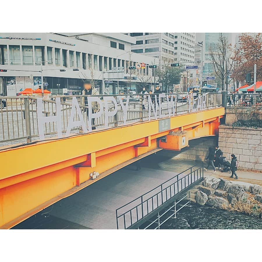 福田樹さんのインスタグラム写真 - (福田樹Instagram)「二日目。 今回の旅で唯一『映え』っぽい場所がこちら💁‍♀️笑 寒かったので顔が微妙な写真しかないけどwすごくオシャレな本屋さんでした！✨東京で言うと代官山蔦屋的な感じかな？ ・ 丸一日使ってとにかく行ったことない所をたっくさん歩いて色んな景色を楽しんで🚶‍♀️ そしたらクリスマスもまだ来てないのにフライングHAPPY NEW YEARを発見しました🤚笑 ・ #청게천 #한국 #한국여행 #종각 #을지로 #신당 #동대문 #韓国 #韓国旅行 #清渓川 #乙支路 #鐘閣 #新堂 #東大門 #映え #本屋 #おいしいものをたくさん食べるため #ウォーキング #オシャレより防寒 #korea #koreatrip #happy #travel #seoul #arcnbook #walking」12月17日 17時00分 - itsukifukuda