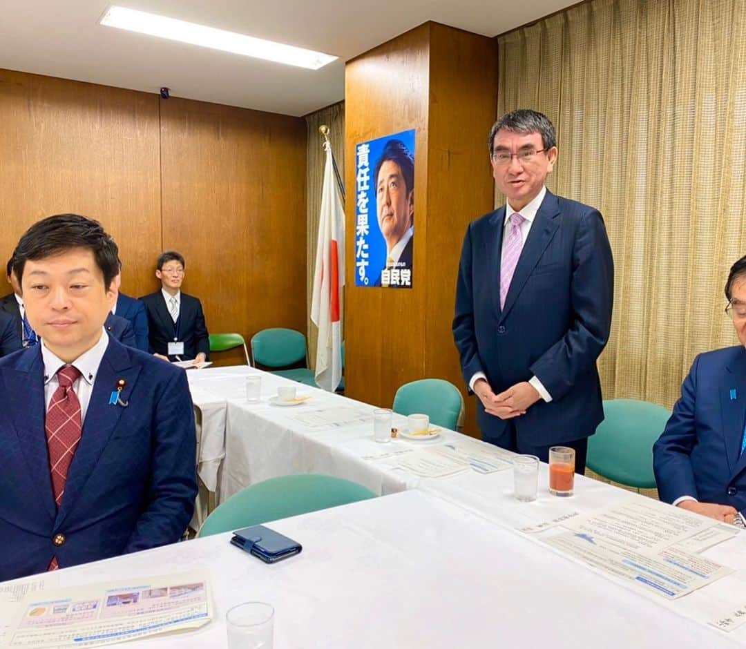 大西宏幸さんのインスタグラム写真 - (大西宏幸Instagram)「河野太郎防衛大臣が麻生太郎財務大臣に防衛費の折衝に当たりエールを送るべく送り出しを行いました。 送り出しって言う行事は自民党の国会議員しか経験ないやろうなぁ。 #大西宏幸 #衆議院議員 #自民党 #河野太郎防衛大臣」12月17日 17時00分 - hiroyukionishi