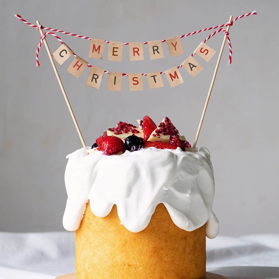 無印良品さんのインスタグラム写真 - (無印良品Instagram)「【#休日につくるアレンジレシピ】クリスマスバウムケーキ 無印良品の商品を使って、少しのアレンジでいつもと違う手軽でおいしいレシピを紹介します。 今回のレシピは、「特大バウム」と「ホワイトチョコレート」を使った「クリスマスバウムケーキ」。中にはたくさんのベリーとホワイトチョコレートが詰まった、クリスマスにぴったりな特大バウムのケーキです。 - ■材料　特大バウム1個分 ・特大バウム　1個（無印良品） ・ホワイトチョコレート　2個（無印良品） ・冷凍ミックスベリー　300g - ＜ホイップクリーム＞ ・生クリーム　200㎖ ・グラニュー糖　16g ・バニラエッセンス　4滴 - ■つくり方　調理時間 　30分 1)ホイップクリームの材料をボウルに入れて、8分立てにします。 2)「特大バウム」の真ん中に、「ホワイトチョコレート」と冷凍ミックスベリーを入れます。 3)2の上と側面に1を塗り、余った「ホワイトチョコレート」と冷凍ミックスベリーを飾れば、できあがりです。 - #無印良品 #MUJI #mujiレシピ #MUJIrecipe #アレンジレシピ #レシピ #簡単レシピ #グルメ #手作り #クリスマス #クリスマススイーツ #スイーツ #Xmasケーキ #おうちカフェ #Christmas #クリスマスパーティー #バウム #バウムクーヘン #特大バウム #手作りケーキ #お菓子作り #クリスマスケーキ #ベリー #いちご #ホワイトチョコレート #ホワイトチョコ #チョコ」12月17日 17時00分 - muji_global