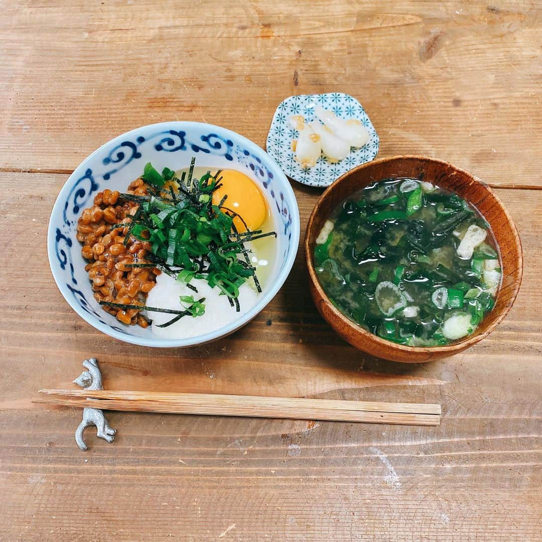 のインスタグラム：「納豆とろろ（冷凍）ごはん。途中で明太子追加。 #おうちごはん #おうちごはん金巻 #おうちひとりごはん #納豆ごはん #とろろごはん #納豆とろろごはん」
