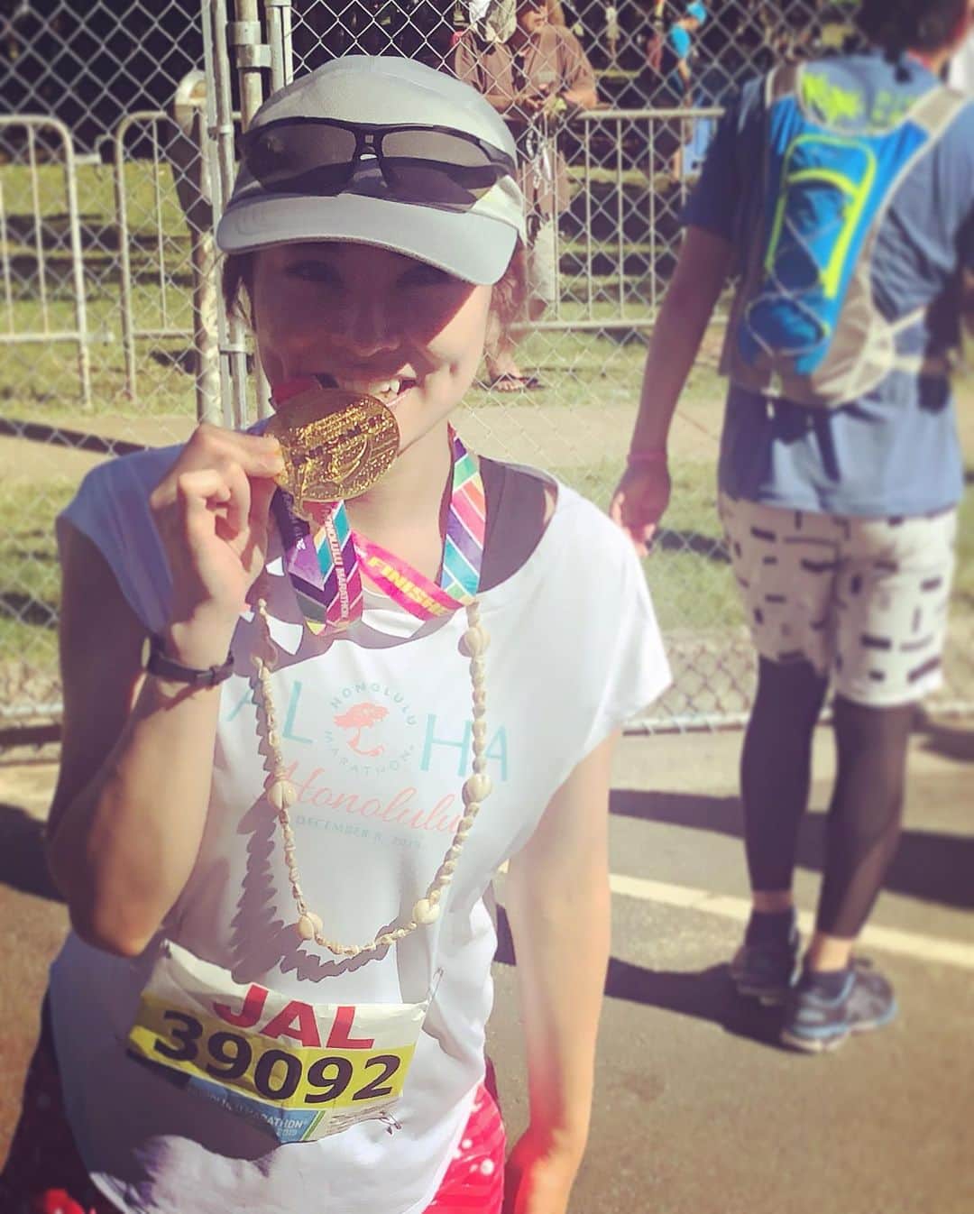 大山恵理乃さんのインスタグラム写真 - (大山恵理乃Instagram)「ホノルルマラソン。 ゴール地点のカピオラニ公園では、 様々なおもてなし♡ . . ドリンクやマラサダ等々。 思う存分に堪能。 . . オリンピック選手みたく、 メダルを噛んでみたかった。 . . 首にかけながらワイキキビーチを歩く この達成感はたまらんね♡ . . #ハワイ #オアフ島 #ホノルル　 #ホノルルマラソン #ホノルルマラソン2019 #よしもとハワイ部 #ランニング #ランニング女子　 #マラソン #マラソン女子 #hawaii #waikiki #honolulu  #하와이 #오아후섬 #호놀룰루 #호놀룰루마라톤  #カピオラニ公園　#ワイキキビーチ #カラカウア通り」12月17日 17時13分 - erino_ohyama