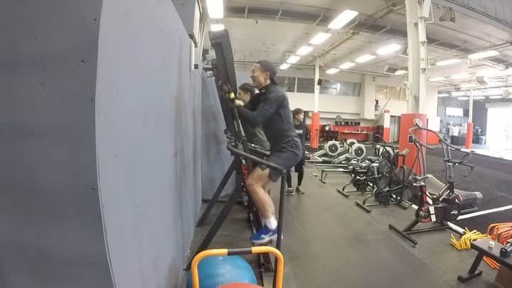 都倉賢のインスタグラム：「本日はLAラストトレーニングって事で締めはクライマーとローイングマシン。 30秒オン30秒オフでクライマーとローイングを交互に合わせて10セット。  ここ5年で1番きつかったよねぇ〜😭😭😭 #返り咲きカウントダウン」