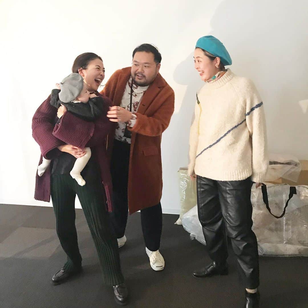 濱中鮎子のインスタグラム：「仕事帰りに奈美子の新ショールーム(未完成)に立ち寄ったら、濃い、いや濃すぎる2人に会えて元気もらった。 お嬢は決して笑ってはいなかったが、まんざらでもなかったね。  #ブンちゃんのお腹はテンピュール #赤ちゃんによる発汗はドゥラメール  面白すぎて、笑いが追いつかない。  今日も行く先々で沢山の方達に可愛がってもらったお嬢。  ありがとうございました😊  #奈美子がんばれ #お嬢も一日中いい子だった  #ゆうかちゃんのインスタ見だすと止まらない🤣  #ブンちゃんの笑いについていけるセンス欲しい  #お嬢と愉快な仲間たち」