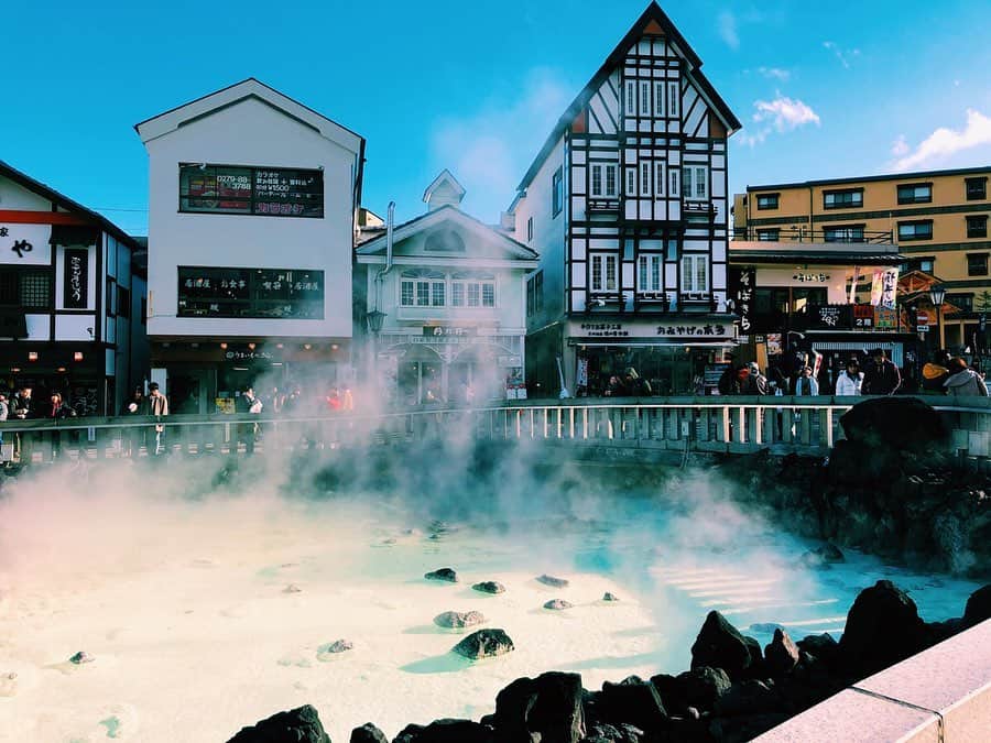 加治まやさんのインスタグラム写真 - (加治まやInstagram)「Kusatsu is the most famous hotspring  in japan♨️ 初めての草津温泉♨️ 温泉には結構行っている方だと思いますが有名どころには意外と行ってなかったりするよね。ザ⭐︎温泉街でとっても楽しかった！泉質は強酸性と言うことで私にはかなりピリピリしました⚡️ 湯畑のエメラルドグリーン、何処かで見たことあるなあと思っていたんだけど、あれだ！トルコのパムッカレ🇹🇷成分が同じなのかなあ？🤔 * 日帰りで帰ってくるはずだったんだけどあんまりにも気持ち良くて急遽ホテルをとって泊まっちゃいました😋 3回も温泉に入っちゃったよ〜。 江戸時代から湯治のためにたくさんの人が訪れていた草津温泉、成分が強すぎるからか当時から入り過ぎは厳禁だったんだって☝🏻草津温泉の後に周りにある優しい成分の温泉に入るのが理想的なルートらしい🤔前に行った四万温泉もその一つなんだって。 今度はゆっくり時間をとってそのルート周りたいなあ💕  #温泉 #旅行 #旅行コーデ #国内旅行 #旅行好きな人と繋がりたい #trip #travel #japantrip #japantravel #hotsprings #江戸時代 #草津温泉　#群馬県　#歴史好きな人と繋がりたい #歴史旅　#女子旅　#タビジョ」12月17日 17時20分 - mayakaji