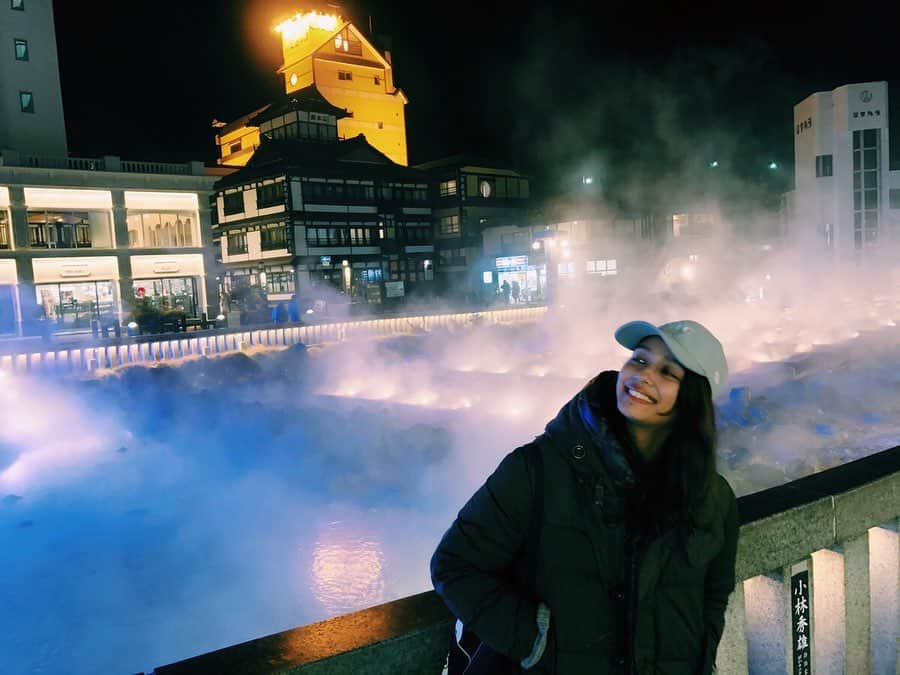 加治まやさんのインスタグラム写真 - (加治まやInstagram)「Kusatsu is the most famous hotspring  in japan♨️ 初めての草津温泉♨️ 温泉には結構行っている方だと思いますが有名どころには意外と行ってなかったりするよね。ザ⭐︎温泉街でとっても楽しかった！泉質は強酸性と言うことで私にはかなりピリピリしました⚡️ 湯畑のエメラルドグリーン、何処かで見たことあるなあと思っていたんだけど、あれだ！トルコのパムッカレ🇹🇷成分が同じなのかなあ？🤔 * 日帰りで帰ってくるはずだったんだけどあんまりにも気持ち良くて急遽ホテルをとって泊まっちゃいました😋 3回も温泉に入っちゃったよ〜。 江戸時代から湯治のためにたくさんの人が訪れていた草津温泉、成分が強すぎるからか当時から入り過ぎは厳禁だったんだって☝🏻草津温泉の後に周りにある優しい成分の温泉に入るのが理想的なルートらしい🤔前に行った四万温泉もその一つなんだって。 今度はゆっくり時間をとってそのルート周りたいなあ💕  #温泉 #旅行 #旅行コーデ #国内旅行 #旅行好きな人と繋がりたい #trip #travel #japantrip #japantravel #hotsprings #江戸時代 #草津温泉　#群馬県　#歴史好きな人と繋がりたい #歴史旅　#女子旅　#タビジョ」12月17日 17時20分 - mayakaji