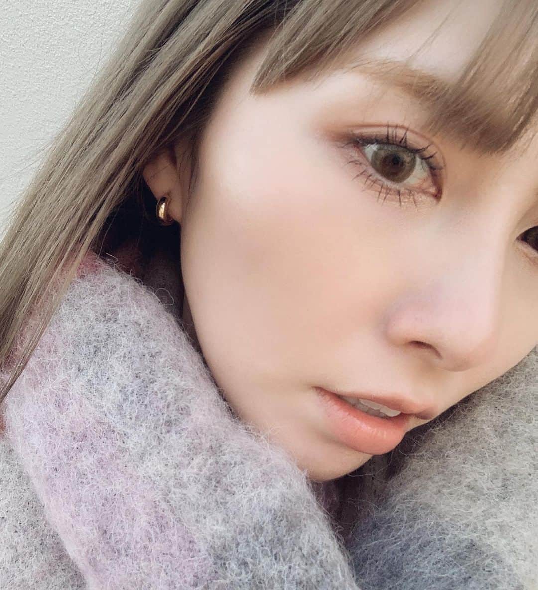 中野真理亜のインスタグラム：「. 最近目の下にラメ使うブーム (このシワどーにかしたい) . 👁 threeのパレットで完成🎨 ライナーしないで、ブラウンシャドーで立体感を出すのが好き😊 . LIPは薬用リップのページュ そしてなによりも @see__my__nail で買ったリップクリームがこの薄っぺらいくちびるを叶姉妹みたいにしてくれるのでオススメ！(この写メはまだ出会う前です笑) . #メイク #three #めりーくりすます #関係ないけど #めりーくりすます」