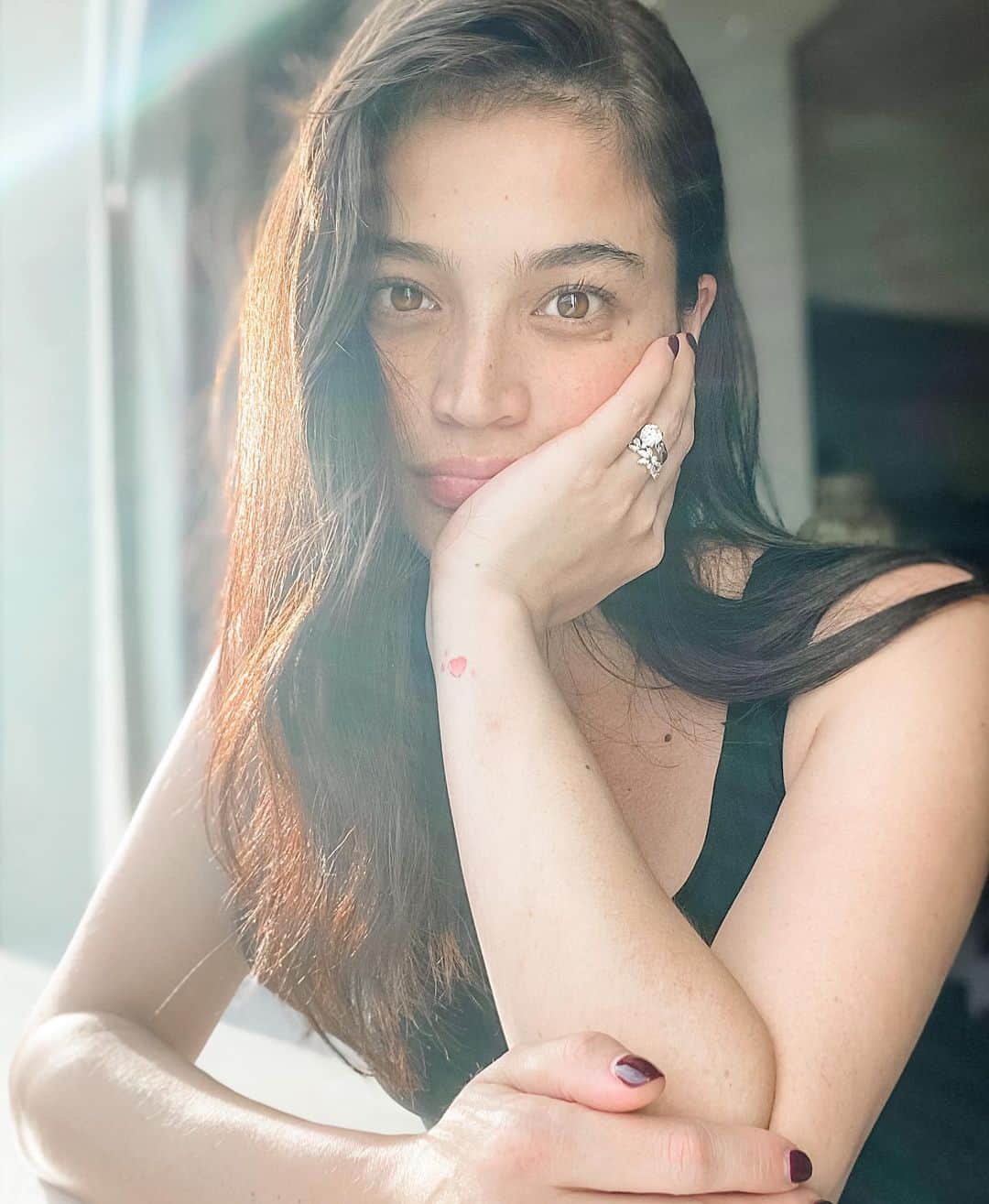 アン・カーティスのインスタグラム：「Barefaced and Breaking out. Hormonal imbalance realness 😂  But also felt like taking a selca.. ganda lighting e 🤷🏻‍♀️. Good afternoon everybooodeeeeh. P.S Hindi po masakit ngipin ko 😂」