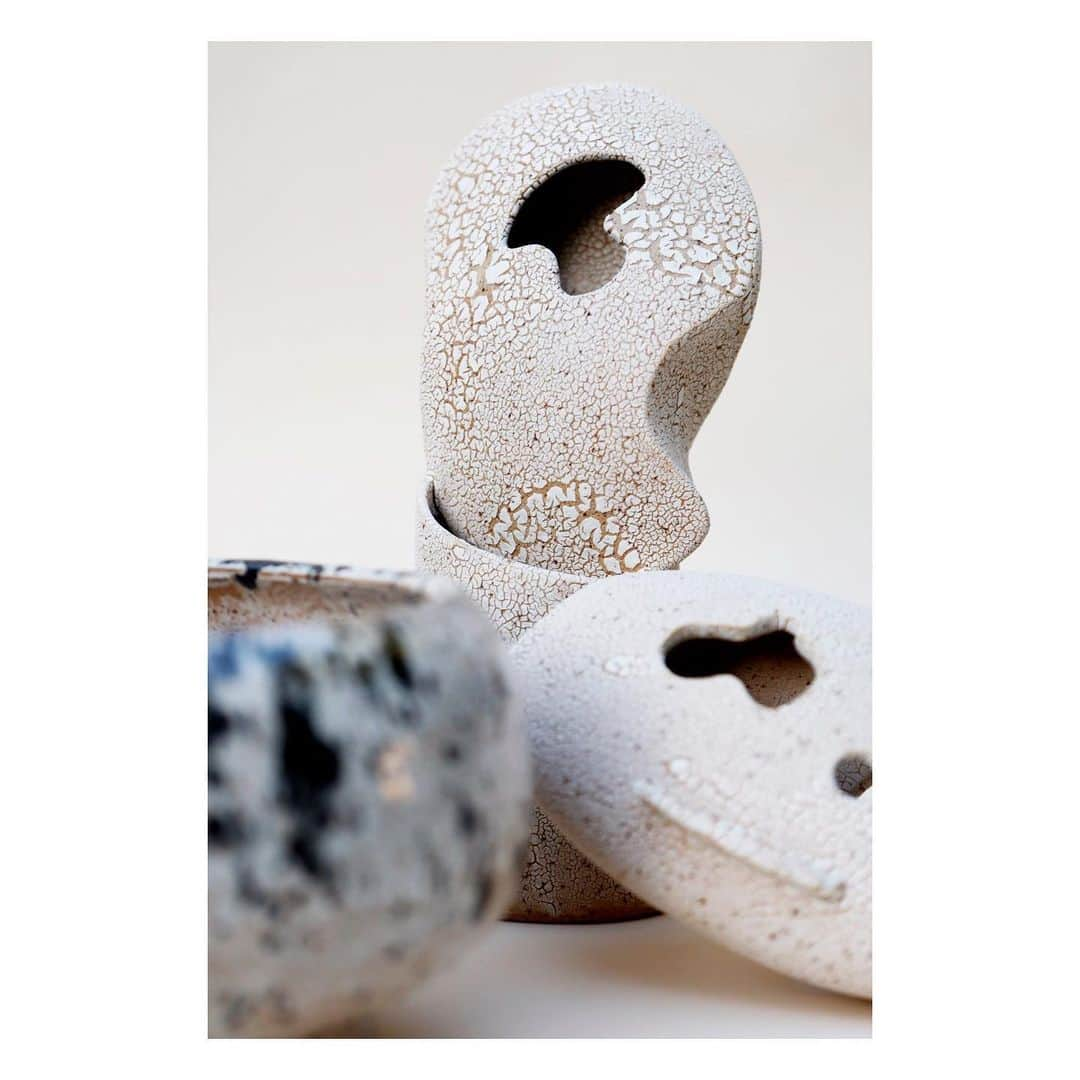 アポロジーさんのインスタグラム写真 - (アポロジーInstagram)「Body curves and textures  Everything I love, I breath for... /// /// Le corps Les courbes et la texture Font bon ménage ce matin  #ceramic #handbuild #moderncraft #pottery #clay #art #sculpture #happyness #ceramique #glaze #losangeles #feminine #curves #body #women」12月17日 17時27分 - olivia_cognet