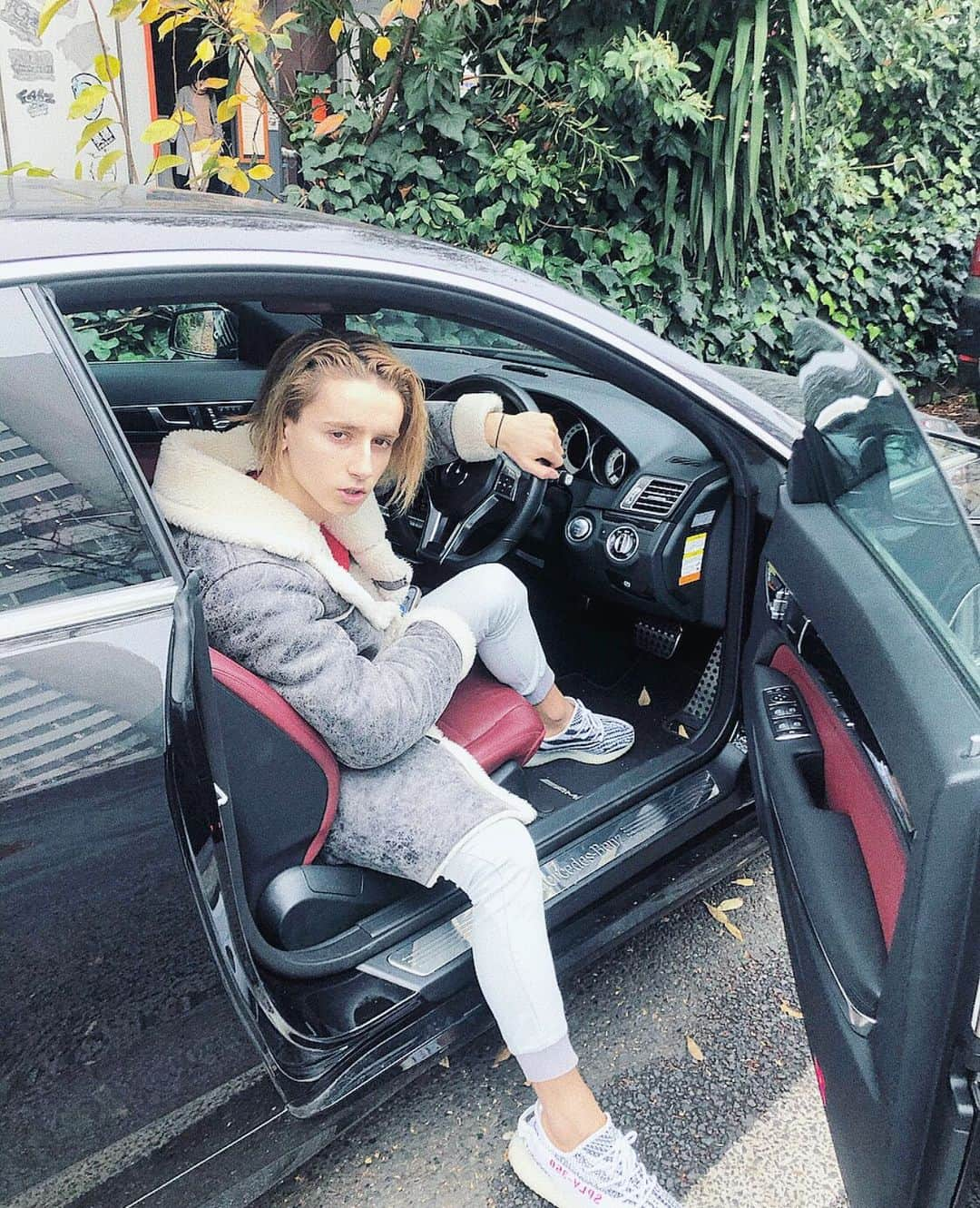 イペック・エムレ（エムレエネス兄弟）のインスタグラム：「行くよ🚗🍂 早く隣おいで💁🏼‍♂️ #me #car #mercedesbenz #amg #coupe #love #tokyo #istanbul #fashion #model #メルセデスベンツ #ベンツ #クーペ #スポーツ #愛車 #ドライブ #外国人 #ハーフ #エムレ #ファッション #モデル #タレント #東京」