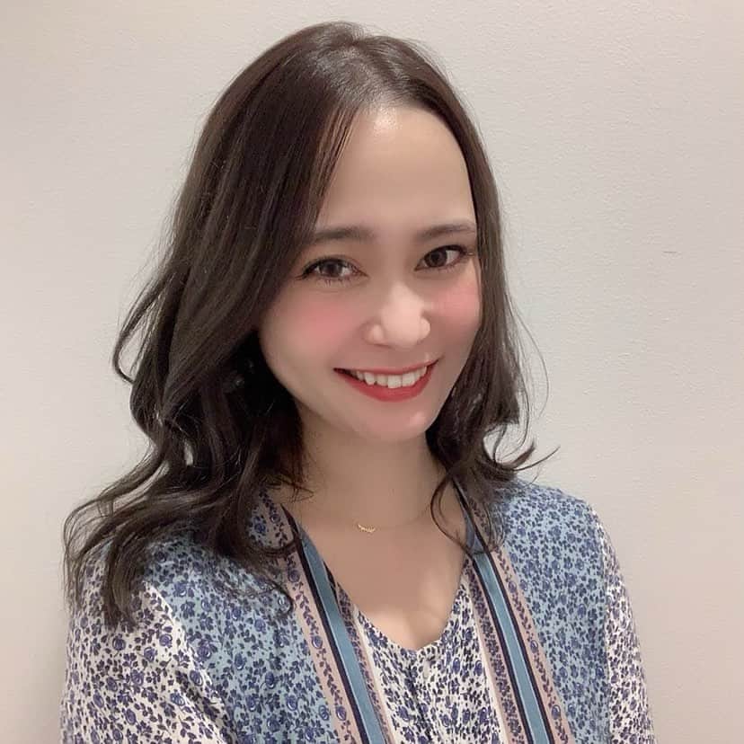 本田しおりのインスタグラム：「旦那さんのお店に 年末最後のカラートリートメントしてきました^ ^  12月限定クーポンもあるみたいやけ クリスマス前や今年最後のメンテナンスに是非♡ ハイトーンも暗めのニュアンスカラーも伝えた通りの繊細なカラーに綺麗に染めてくれますよ^ ^ ご予約はホットペッパー又はDM又はコメントからどうぞ♡ @ogamiksk」