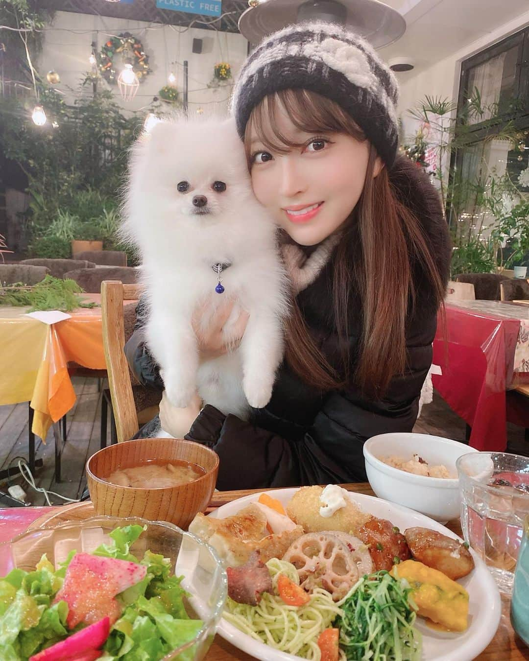 麻亜里さんのインスタグラム写真 - (麻亜里Instagram)「クレヨンハウスのテラスでくりまるも一緒にご飯😊🐶🍴 クレヨンハウス毎週月曜日はベジタリアンデー✨ 卵と乳製品アレルギーの私も安心して食べられます！しかもビュッフェなので好きなものを好きなだけ❣️ _ 【イベント告知】 12月21日(土)イベント講師🧘‍♀️ _ ・男性限定　肩凝りスッキリヨガ ・女性限定　脂肪燃焼ヨガ 男性がご参加いただけるレッスンは数少ないのでヨガにこの機会にどうぞ❤︎ ご予約はこちらのホームページから @b_connect_store https://bconnect.base.shop . #クレヨンハウス　#ベジタリアン　#ヴィーガン　#表参道ディナー　#テラス　#犬ok  #ポメラニアン　#ポメ #ヘルシーディナー　#わんすたぐらむ　#クレヨンハウス　#卵アレルギー #乳製品アレルギー　#ヨガ　#ヨガインストラクター　#ヨギーニ」12月17日 17時36分 - maari.0108