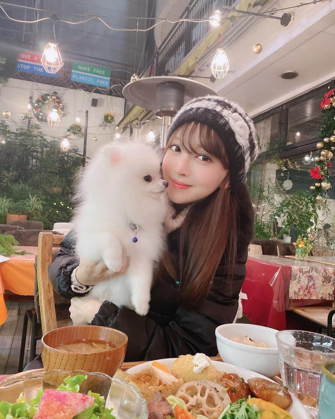 麻亜里さんのインスタグラム写真 - (麻亜里Instagram)「クレヨンハウスのテラスでくりまるも一緒にご飯😊🐶🍴 クレヨンハウス毎週月曜日はベジタリアンデー✨ 卵と乳製品アレルギーの私も安心して食べられます！しかもビュッフェなので好きなものを好きなだけ❣️ _ 【イベント告知】 12月21日(土)イベント講師🧘‍♀️ _ ・男性限定　肩凝りスッキリヨガ ・女性限定　脂肪燃焼ヨガ 男性がご参加いただけるレッスンは数少ないのでヨガにこの機会にどうぞ❤︎ ご予約はこちらのホームページから @b_connect_store https://bconnect.base.shop . #クレヨンハウス　#ベジタリアン　#ヴィーガン　#表参道ディナー　#テラス　#犬ok  #ポメラニアン　#ポメ #ヘルシーディナー　#わんすたぐらむ　#クレヨンハウス　#卵アレルギー #乳製品アレルギー　#ヨガ　#ヨガインストラクター　#ヨギーニ」12月17日 17時36分 - maari.0108