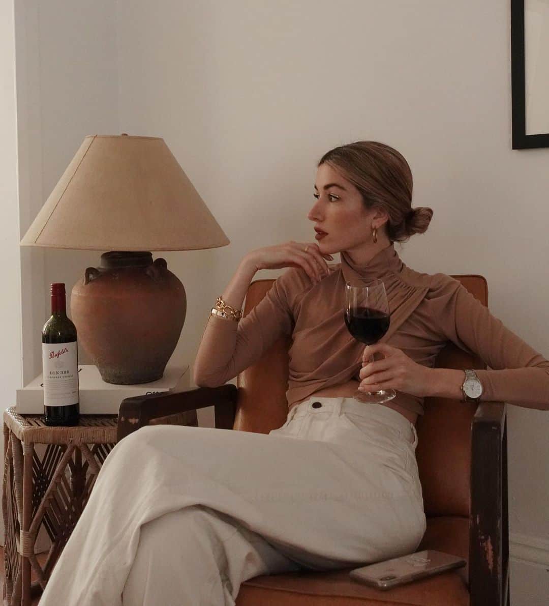 カルメン・ハミルトンのインスタグラム：「I may be the hardest person in the world to buy for but a bottle of @penfolds #Bin389 will always keep you in my good books 🍷🎁 #PenfoldsCollection #ad #drinkwise」