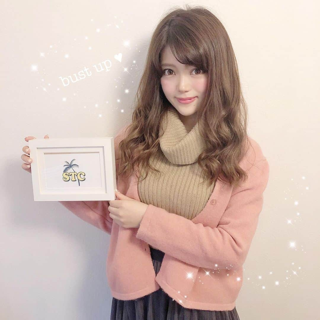 山田あかりさんのインスタグラム写真 - (山田あかりInstagram)「この間は @stc__official で乳活してきたよ♥ヾ(^｡^)ノ﻿ ﻿寝起きだから顔が浮腫んでるww  ここのサロンさんはマッサージが全然痛くなくてむしろ気持ちいい👼♥️﻿ ﻿ 背中や腰周りからマッサージしてほぐしてくれて、クビレが出てきたのと、トップの位置も変わったからbeforeafterを見てみて欲しいな🥰﻿ ﻿ 駅から徒歩2分でアクセスも良かった╰(⸝⸝⸝´꒳`⸝⸝⸝)╯❣╰(⸝⸝⸝´꒳`⸝⸝⸝)╯﻿ ﻿ 脚のマッサージとかもあるみたいでバスト×脚のマッサージの組み合わせで来る人もいるみたいだよ😍﻿ ﻿ 施術が終わったあとはパウダールームに通していただいて、コテや雑誌、N.シリーズまであるからゆっくりお直しできるのもいいかも🥺﻿ ﻿ 置いてあった雑誌は私が読モスターメンバーをさせていただいてるwithだったのもうれしかった♥﻿ ﻿ トップス﻿ @grl_official ﻿ カーディガン﻿ @jsfashion.jp ﻿ スカート﻿ @fifth_store ﻿ ﻿  #育乳サロン #東京育乳サロン #育乳専門サロンSTC #育乳専門サロン #育乳バストマッサージ #バストマッサージ #バストアップ #pr #コラボベース #バストアップサロン #バストアップしたい #バストアップマッサージ #バストアップ効果 #バストケア #grl #韓国ファッション #マカロンニット #カーディガン #バストアップ方法 #韓国ファッション通販 #プチプラ通販」12月17日 17時38分 - akari030201