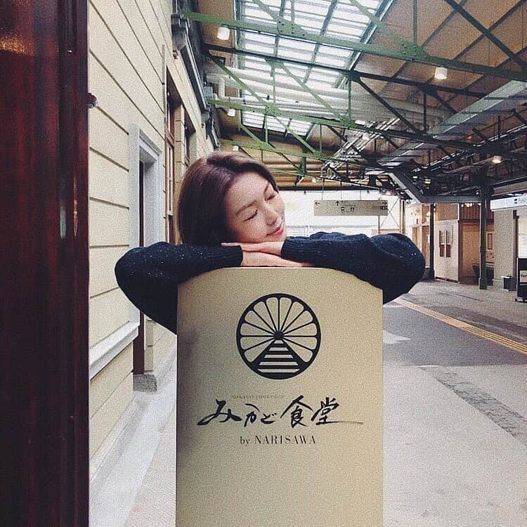 美舞さんのインスタグラム写真 - (美舞Instagram)「. . ぷらーっと門司港へ 😉💕 駅自体が重要文化財に指定されてて 趣あるレトロな街 🧱✌︎✌︎ . 以前取材させて頂いたお店に💕 駅直結で、成澤シェフ監修の #みかど食堂 があって、 美味しいお食事頂けるのはもちろん 内装もオシャな空間でまったり〜 😇❤︎ 門司港駅を出てもレトロな街並みが広がってて、 ぶらり旅におススメです🌟  ぜひ参考にしてくださいなっ ✌︎ . #門司港レトロ #みかど食堂 #門司港 #重要文化財 #成澤シェフ #カフェ #門司港カフェ #門司港グルメ #レトロ」12月17日 17時43分 - mibuki__.39