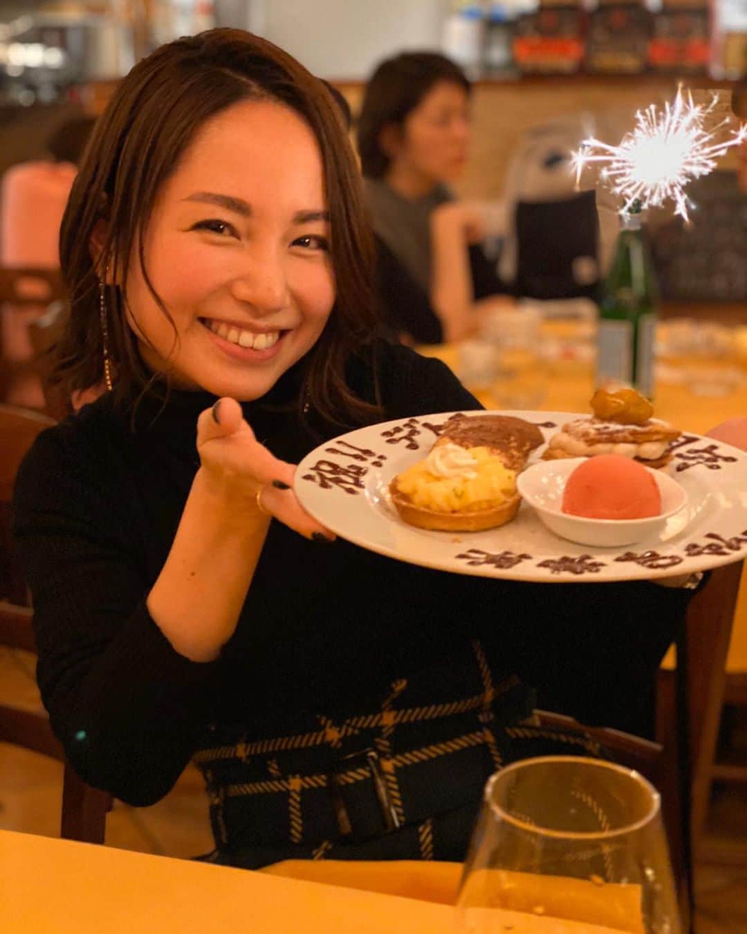 のインスタグラム：「本日12月17日【デビュー15周年】を迎えることができましたああ🥺✨✨ ・ ・ 毎年恒例みたいになっちゃってて申し訳ないのですが… 去年に引き続き、今年もB.R. channelチームの忘年会で、周年のお祝いをして下さいました🥺✨ #brchannel  @b.r.online @brshop.jp ・ ・ 用意して下さったプレートが『デビュー16周年』になっていたので、『6』が『5』に見えるようにチョチョっと小細工させてもらったのは内緒です🤣✨✨笑 ・ ・ 15歳、中学生3年生のときに、芸能界に飛び込みました ・ ・ 30歳で15周年 人生の半分、芸能界にいるんだな私 ・ ・ 歴だけを見ると、もうベテラン でもまだまだまだまだ、出来ないこと、出来ていないこともたくさんです。『もっともっと出来るはず！』と、15年間、未だに思い続けています ・ ・ だからこそ。 歴が長くなっても、変わらない、変えちゃいけない。 私が生み出すエンターテインメントで、1人でも多くの人が笑顔になるように、頑張るのみ！です ・ ・ 寺田有希と出逢ってくれてありがとう✨ これからもよろしくお願いします！ 目指せ！20周年！ 2019.12.17 寺田有希 ・ ・ #デビュー15周年 #ありがとう #寺田有希 #teradayuki」
