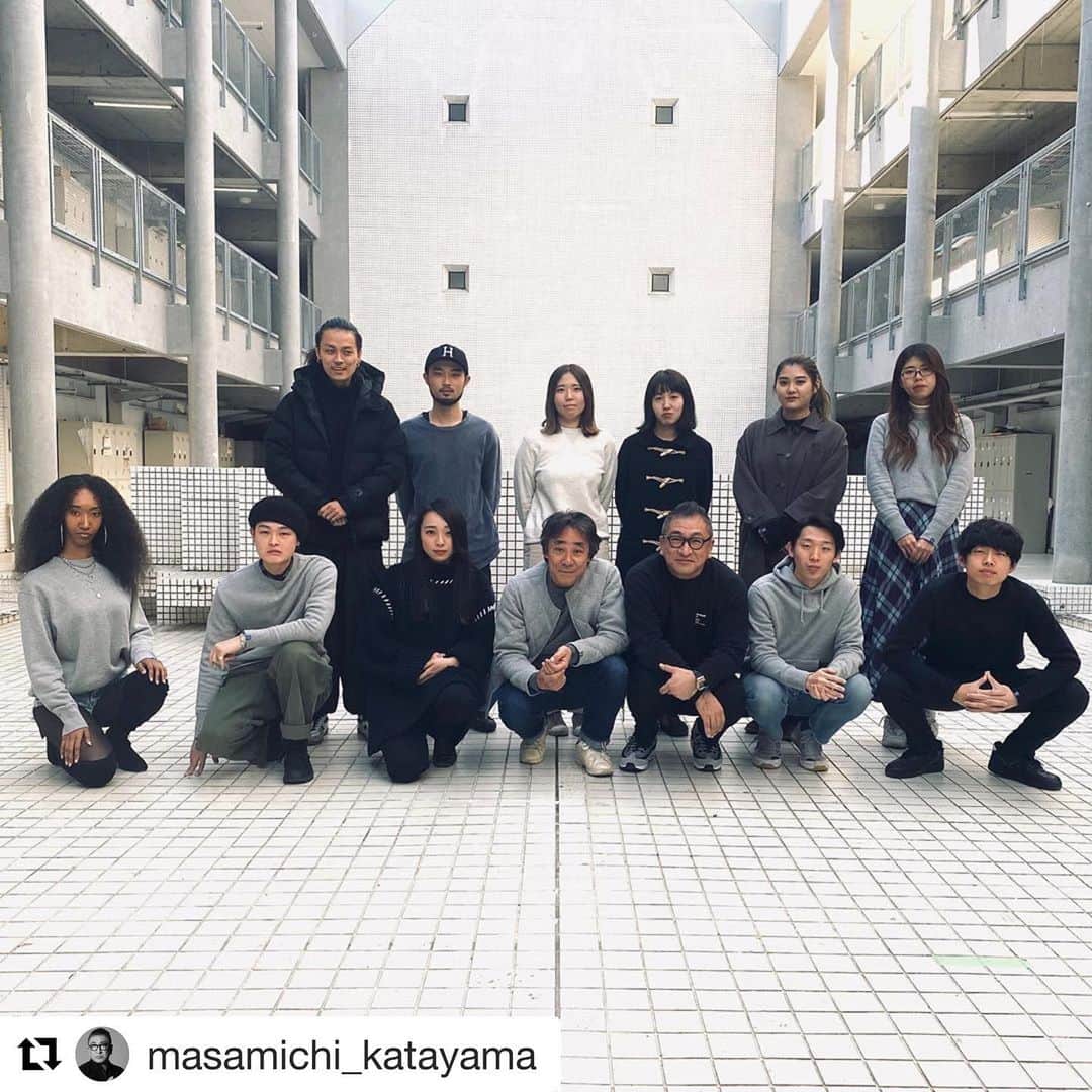 ループウィラーさんのインスタグラム写真 - (ループウィラーInstagram)「#Repost @masamichi_katayama with @get_repost ・・・ ゼミ生のみなさんありがとうございました！ 僕も勉強になりました。 . . 武蔵美／空デ／片山ゼミ3年生( 第9期生 ) の第二課題はLOOPWHEELERのフラッグシップショップのデザインです。昨日は鈴木諭さん( ループウィラー 代表 ) と非常勤講師／木本梨絵 さん( スマイルズ／クリエイティブディレクター )をお迎えしました。 学生達はコンセプト説明と模型を使っての最終プレゼンテーションを行ないました。コンセプトをしっかり構築する事、クライアントに向き合う事、自分の可能性について諦めない事などなど、今後社会に出た時に大切にするべきことを考える良いきっかけになったと思います。鈴木さん、山口さん、木本さんありがとうございました。 @武蔵野美術大学  The second assignment for Musabi / Kuude / Katayama Seminar (9th generation) is the design of the LOOPWHEELER flagship shop. Yesterday we welcomed Mr. Satoshi Suzuki (Loopwheeler) and Rie Kimoto (Smiles / Creative Director)/part-time lecturer. The students gave a concept presentation and a final presentation using the model. I think it was a good opportunity to think about things that should be important in the future, such as building a solid concept, facing clients, and not giving up on your potential. Thank you very much Mr. Suzuki, Ms. Yamaguchi and Ms. Kimoto for your time. @Musashino Art University #loopwheeler #ループウィラー #tsuriami #吊り編み #loopwheel」12月17日 17時46分 - loopwheelerss