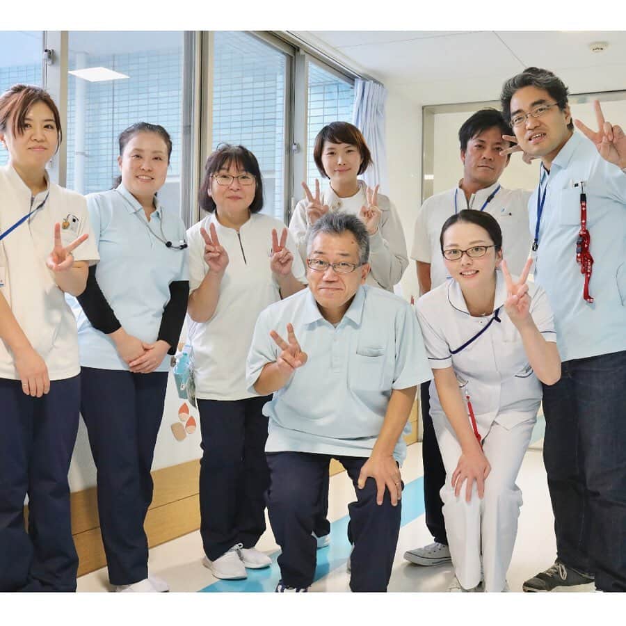 平成医療福祉グループさんのインスタグラム写真 - (平成医療福祉グループInstagram)「当グループの病院・施設を写真でご紹介、その魅力をお伝えしていく企画です🎉🎉 --- 第65回「おいでよHMW！」 - ヴィラ都筑（神奈川県横浜市都筑区） --- 神奈川県横浜市都筑区、緑が多く落ち着いた環境に立つ介護老人福祉施設です🌳 明るい日がたくさん差す暖かな施設では、入所のほか、ショートステイやデイサービスを提供中💡この日も利用者さんやスタッフさんが元気に過ごされていました🤗そんなヴィラ都筑の様子を写真と動画でご紹介💪求人情報もぜひチェックしてくださいね✅ --- 写真① 動画でヴィラ都筑をご紹介🎥普段の様子をお届け☺️ --- 写真② こちらがヴィラ都筑の外観！ 横浜市ののどかな環境に立つ施設🌿バス停からも近く便利です👍 --- 写真③ ポカポカ陽気だったので、お外でお話中☀️ 介護士さんと利用者さんの楽しいコミュニケーションタイムです🤗 --- 写真④ 多様な職種が連携して働くヴィラ都筑🤝お仕事中に集まってくれたスタッフのみなさんで集合写真✌️看護師・介護士・リハビリスタッフ・ケアマネジャー・施設長、みなさんのチームワークを感じます✨ --- 写真⑤ 何やら秘密の特訓中㊙️こちらは車椅子利用の方などを階段で降ろすための避難器具です🧐災害時以外にも、エレベーターが無い建物を降りる際にも大活躍💡ということで、多くのスタッフさんが使えるようにレクチャーをしているところでした！ --- 写真⑥ デイサービスでは午後のひとときにカードゲームの真っ最中🃏思いのほか白熱しており、笑い声が絶えませんでした😂 --- 写真⑦ そんなデイサービス、本日のレクリエーションはクリスマスデコパージュ🎄先生の指導のもと、天使のオブジェにクリスマス感あふれる飾り付けをされていました🎅上手にできてニッコリ☺️ --- 写真⑧ 施設の食事を支える厨房スタッフのみなさん🍳和気藹々とした雰囲気で写真に写ってくれました📸頼もしい限りです👍 --- 写真⑨ 外のお散歩から帰られた理学療法士さんと利用者さん🚶‍♀️🚶‍♂️仲良くお喋りされる様子が印象的でした✨ --- 写真⑩ 施設で大事に育てているメダカちゃんたち🐟元気に泳ぐ姿に癒されます😌 ----------- ＜ヴィラ都筑　インフォメーション＞ ----------- ○スタッフ募集中！ ・看護師 ・准看護師 ・介護福祉士 ・介護職員 ・理学療法士 ・作業療法士 ・管理栄養士 ・生活相談員 ・ケアマネジャー ・社会福祉士 ・栄養士 ・一般事務 ・調理師 ・厨房職員 -- ○施設見学会を開催！ 就職ご希望者向けに施設見学会を開催しています。 - ＜次回開催予定＞ 2019年12月27日（金）9時45分～11時 - くわしくは ヴィラ都筑サイト内「施設について」ページをご覧ください👀 --- 「ヴィラ都筑」で検索！🔎 --- ○アクセス： 🚃横浜市営地下鉄「センター南駅」／東急田園都市線「江田駅」／東急東横線「綱島駅」から東急バス乗車 「勝田」バス停下車 徒歩約1分👟 ----------- #平成医療福祉グループ #HMW #おいでよHMW #神奈川県 #横浜市 #都筑区 #大棚町 #絶対に見捨てない #医療 #福祉 #特別養護老人ホーム #ショートステイ #デイサービス #リハビリテーション #レクリエーション #求人募集中 #看護師 #介護福祉士 #理学療法士 #作業療法士 #管理栄養士 #ケアマネジャー #調理師 #厨房職員 #社会福祉士 #デコパージュ#楽しいレク #楽しい介護  #笑顔の絶えない職場で #一緒に働こう👍」12月17日 17時59分 - hmw_group