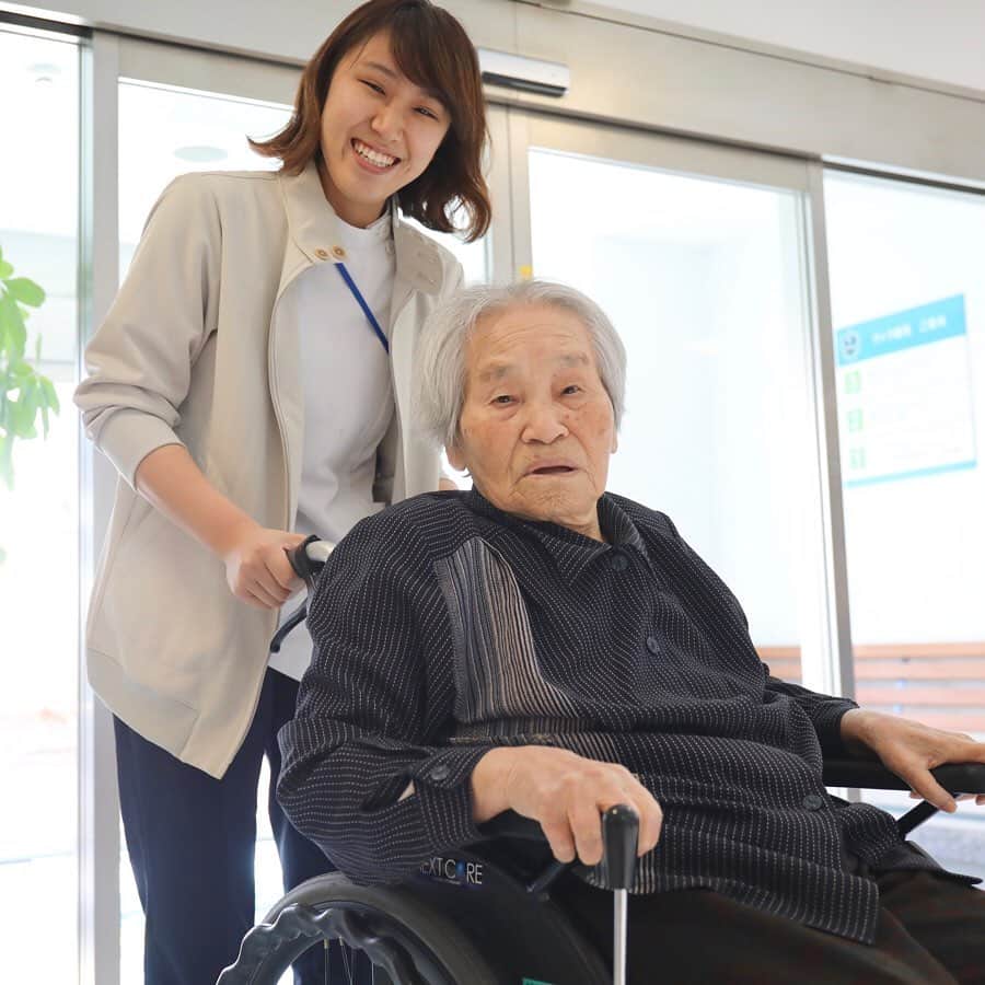 平成医療福祉グループさんのインスタグラム写真 - (平成医療福祉グループInstagram)「当グループの病院・施設を写真でご紹介、その魅力をお伝えしていく企画です🎉🎉 --- 第65回「おいでよHMW！」 - ヴィラ都筑（神奈川県横浜市都筑区） --- 神奈川県横浜市都筑区、緑が多く落ち着いた環境に立つ介護老人福祉施設です🌳 明るい日がたくさん差す暖かな施設では、入所のほか、ショートステイやデイサービスを提供中💡この日も利用者さんやスタッフさんが元気に過ごされていました🤗そんなヴィラ都筑の様子を写真と動画でご紹介💪求人情報もぜひチェックしてくださいね✅ --- 写真① 動画でヴィラ都筑をご紹介🎥普段の様子をお届け☺️ --- 写真② こちらがヴィラ都筑の外観！ 横浜市ののどかな環境に立つ施設🌿バス停からも近く便利です👍 --- 写真③ ポカポカ陽気だったので、お外でお話中☀️ 介護士さんと利用者さんの楽しいコミュニケーションタイムです🤗 --- 写真④ 多様な職種が連携して働くヴィラ都筑🤝お仕事中に集まってくれたスタッフのみなさんで集合写真✌️看護師・介護士・リハビリスタッフ・ケアマネジャー・施設長、みなさんのチームワークを感じます✨ --- 写真⑤ 何やら秘密の特訓中㊙️こちらは車椅子利用の方などを階段で降ろすための避難器具です🧐災害時以外にも、エレベーターが無い建物を降りる際にも大活躍💡ということで、多くのスタッフさんが使えるようにレクチャーをしているところでした！ --- 写真⑥ デイサービスでは午後のひとときにカードゲームの真っ最中🃏思いのほか白熱しており、笑い声が絶えませんでした😂 --- 写真⑦ そんなデイサービス、本日のレクリエーションはクリスマスデコパージュ🎄先生の指導のもと、天使のオブジェにクリスマス感あふれる飾り付けをされていました🎅上手にできてニッコリ☺️ --- 写真⑧ 施設の食事を支える厨房スタッフのみなさん🍳和気藹々とした雰囲気で写真に写ってくれました📸頼もしい限りです👍 --- 写真⑨ 外のお散歩から帰られた理学療法士さんと利用者さん🚶‍♀️🚶‍♂️仲良くお喋りされる様子が印象的でした✨ --- 写真⑩ 施設で大事に育てているメダカちゃんたち🐟元気に泳ぐ姿に癒されます😌 ----------- ＜ヴィラ都筑　インフォメーション＞ ----------- ○スタッフ募集中！ ・看護師 ・准看護師 ・介護福祉士 ・介護職員 ・理学療法士 ・作業療法士 ・管理栄養士 ・生活相談員 ・ケアマネジャー ・社会福祉士 ・栄養士 ・一般事務 ・調理師 ・厨房職員 -- ○施設見学会を開催！ 就職ご希望者向けに施設見学会を開催しています。 - ＜次回開催予定＞ 2019年12月27日（金）9時45分～11時 - くわしくは ヴィラ都筑サイト内「施設について」ページをご覧ください👀 --- 「ヴィラ都筑」で検索！🔎 --- ○アクセス： 🚃横浜市営地下鉄「センター南駅」／東急田園都市線「江田駅」／東急東横線「綱島駅」から東急バス乗車 「勝田」バス停下車 徒歩約1分👟 ----------- #平成医療福祉グループ #HMW #おいでよHMW #神奈川県 #横浜市 #都筑区 #大棚町 #絶対に見捨てない #医療 #福祉 #特別養護老人ホーム #ショートステイ #デイサービス #リハビリテーション #レクリエーション #求人募集中 #看護師 #介護福祉士 #理学療法士 #作業療法士 #管理栄養士 #ケアマネジャー #調理師 #厨房職員 #社会福祉士 #デコパージュ#楽しいレク #楽しい介護  #笑顔の絶えない職場で #一緒に働こう👍」12月17日 17時59分 - hmw_group