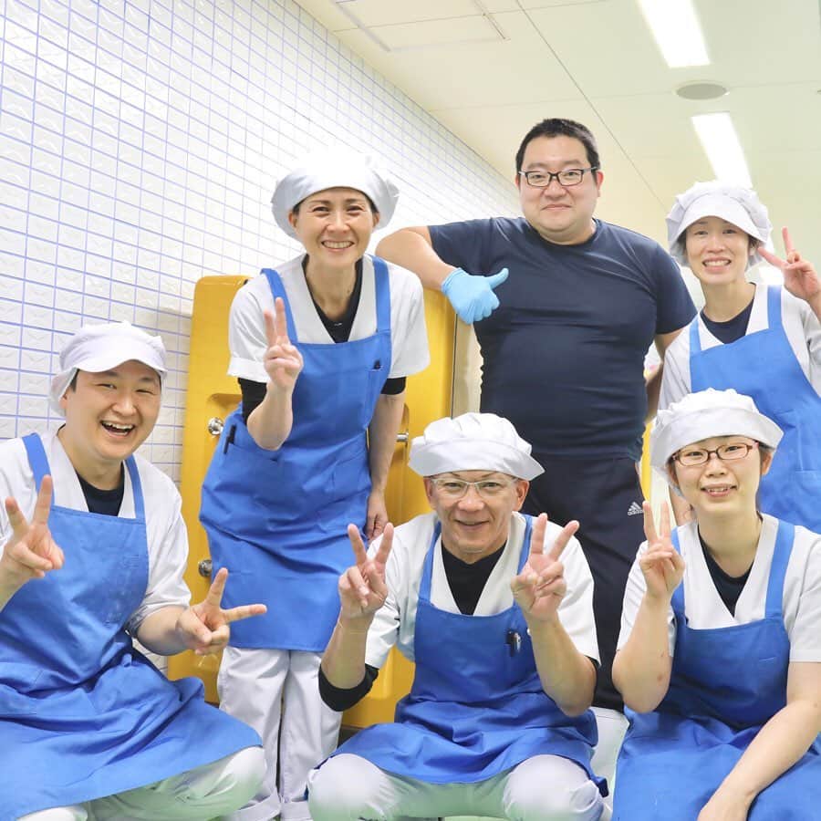 平成医療福祉グループさんのインスタグラム写真 - (平成医療福祉グループInstagram)「当グループの病院・施設を写真でご紹介、その魅力をお伝えしていく企画です🎉🎉 --- 第65回「おいでよHMW！」 - ヴィラ都筑（神奈川県横浜市都筑区） --- 神奈川県横浜市都筑区、緑が多く落ち着いた環境に立つ介護老人福祉施設です🌳 明るい日がたくさん差す暖かな施設では、入所のほか、ショートステイやデイサービスを提供中💡この日も利用者さんやスタッフさんが元気に過ごされていました🤗そんなヴィラ都筑の様子を写真と動画でご紹介💪求人情報もぜひチェックしてくださいね✅ --- 写真① 動画でヴィラ都筑をご紹介🎥普段の様子をお届け☺️ --- 写真② こちらがヴィラ都筑の外観！ 横浜市ののどかな環境に立つ施設🌿バス停からも近く便利です👍 --- 写真③ ポカポカ陽気だったので、お外でお話中☀️ 介護士さんと利用者さんの楽しいコミュニケーションタイムです🤗 --- 写真④ 多様な職種が連携して働くヴィラ都筑🤝お仕事中に集まってくれたスタッフのみなさんで集合写真✌️看護師・介護士・リハビリスタッフ・ケアマネジャー・施設長、みなさんのチームワークを感じます✨ --- 写真⑤ 何やら秘密の特訓中㊙️こちらは車椅子利用の方などを階段で降ろすための避難器具です🧐災害時以外にも、エレベーターが無い建物を降りる際にも大活躍💡ということで、多くのスタッフさんが使えるようにレクチャーをしているところでした！ --- 写真⑥ デイサービスでは午後のひとときにカードゲームの真っ最中🃏思いのほか白熱しており、笑い声が絶えませんでした😂 --- 写真⑦ そんなデイサービス、本日のレクリエーションはクリスマスデコパージュ🎄先生の指導のもと、天使のオブジェにクリスマス感あふれる飾り付けをされていました🎅上手にできてニッコリ☺️ --- 写真⑧ 施設の食事を支える厨房スタッフのみなさん🍳和気藹々とした雰囲気で写真に写ってくれました📸頼もしい限りです👍 --- 写真⑨ 外のお散歩から帰られた理学療法士さんと利用者さん🚶‍♀️🚶‍♂️仲良くお喋りされる様子が印象的でした✨ --- 写真⑩ 施設で大事に育てているメダカちゃんたち🐟元気に泳ぐ姿に癒されます😌 ----------- ＜ヴィラ都筑　インフォメーション＞ ----------- ○スタッフ募集中！ ・看護師 ・准看護師 ・介護福祉士 ・介護職員 ・理学療法士 ・作業療法士 ・管理栄養士 ・生活相談員 ・ケアマネジャー ・社会福祉士 ・栄養士 ・一般事務 ・調理師 ・厨房職員 -- ○施設見学会を開催！ 就職ご希望者向けに施設見学会を開催しています。 - ＜次回開催予定＞ 2019年12月27日（金）9時45分～11時 - くわしくは ヴィラ都筑サイト内「施設について」ページをご覧ください👀 --- 「ヴィラ都筑」で検索！🔎 --- ○アクセス： 🚃横浜市営地下鉄「センター南駅」／東急田園都市線「江田駅」／東急東横線「綱島駅」から東急バス乗車 「勝田」バス停下車 徒歩約1分👟 ----------- #平成医療福祉グループ #HMW #おいでよHMW #神奈川県 #横浜市 #都筑区 #大棚町 #絶対に見捨てない #医療 #福祉 #特別養護老人ホーム #ショートステイ #デイサービス #リハビリテーション #レクリエーション #求人募集中 #看護師 #介護福祉士 #理学療法士 #作業療法士 #管理栄養士 #ケアマネジャー #調理師 #厨房職員 #社会福祉士 #デコパージュ#楽しいレク #楽しい介護  #笑顔の絶えない職場で #一緒に働こう👍」12月17日 17時59分 - hmw_group