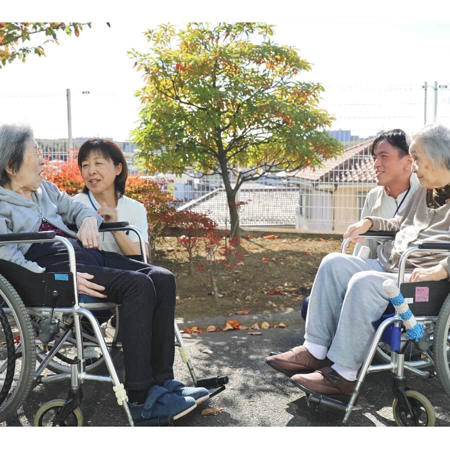 平成医療福祉グループさんのインスタグラム写真 - (平成医療福祉グループInstagram)「当グループの病院・施設を写真でご紹介、その魅力をお伝えしていく企画です🎉🎉 --- 第65回「おいでよHMW！」 - ヴィラ都筑（神奈川県横浜市都筑区） --- 神奈川県横浜市都筑区、緑が多く落ち着いた環境に立つ介護老人福祉施設です🌳 明るい日がたくさん差す暖かな施設では、入所のほか、ショートステイやデイサービスを提供中💡この日も利用者さんやスタッフさんが元気に過ごされていました🤗そんなヴィラ都筑の様子を写真と動画でご紹介💪求人情報もぜひチェックしてくださいね✅ --- 写真① 動画でヴィラ都筑をご紹介🎥普段の様子をお届け☺️ --- 写真② こちらがヴィラ都筑の外観！ 横浜市ののどかな環境に立つ施設🌿バス停からも近く便利です👍 --- 写真③ ポカポカ陽気だったので、お外でお話中☀️ 介護士さんと利用者さんの楽しいコミュニケーションタイムです🤗 --- 写真④ 多様な職種が連携して働くヴィラ都筑🤝お仕事中に集まってくれたスタッフのみなさんで集合写真✌️看護師・介護士・リハビリスタッフ・ケアマネジャー・施設長、みなさんのチームワークを感じます✨ --- 写真⑤ 何やら秘密の特訓中㊙️こちらは車椅子利用の方などを階段で降ろすための避難器具です🧐災害時以外にも、エレベーターが無い建物を降りる際にも大活躍💡ということで、多くのスタッフさんが使えるようにレクチャーをしているところでした！ --- 写真⑥ デイサービスでは午後のひとときにカードゲームの真っ最中🃏思いのほか白熱しており、笑い声が絶えませんでした😂 --- 写真⑦ そんなデイサービス、本日のレクリエーションはクリスマスデコパージュ🎄先生の指導のもと、天使のオブジェにクリスマス感あふれる飾り付けをされていました🎅上手にできてニッコリ☺️ --- 写真⑧ 施設の食事を支える厨房スタッフのみなさん🍳和気藹々とした雰囲気で写真に写ってくれました📸頼もしい限りです👍 --- 写真⑨ 外のお散歩から帰られた理学療法士さんと利用者さん🚶‍♀️🚶‍♂️仲良くお喋りされる様子が印象的でした✨ --- 写真⑩ 施設で大事に育てているメダカちゃんたち🐟元気に泳ぐ姿に癒されます😌 ----------- ＜ヴィラ都筑　インフォメーション＞ ----------- ○スタッフ募集中！ ・看護師 ・准看護師 ・介護福祉士 ・介護職員 ・理学療法士 ・作業療法士 ・管理栄養士 ・生活相談員 ・ケアマネジャー ・社会福祉士 ・栄養士 ・一般事務 ・調理師 ・厨房職員 -- ○施設見学会を開催！ 就職ご希望者向けに施設見学会を開催しています。 - ＜次回開催予定＞ 2019年12月27日（金）9時45分～11時 - くわしくは ヴィラ都筑サイト内「施設について」ページをご覧ください👀 --- 「ヴィラ都筑」で検索！🔎 --- ○アクセス： 🚃横浜市営地下鉄「センター南駅」／東急田園都市線「江田駅」／東急東横線「綱島駅」から東急バス乗車 「勝田」バス停下車 徒歩約1分👟 ----------- #平成医療福祉グループ #HMW #おいでよHMW #神奈川県 #横浜市 #都筑区 #大棚町 #絶対に見捨てない #医療 #福祉 #特別養護老人ホーム #ショートステイ #デイサービス #リハビリテーション #レクリエーション #求人募集中 #看護師 #介護福祉士 #理学療法士 #作業療法士 #管理栄養士 #ケアマネジャー #調理師 #厨房職員 #社会福祉士 #デコパージュ#楽しいレク #楽しい介護  #笑顔の絶えない職場で #一緒に働こう👍」12月17日 17時59分 - hmw_group