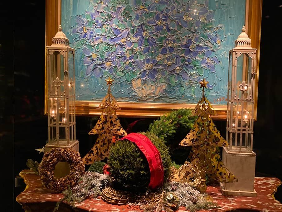 ホテル ニューオータニさんのインスタグラム写真 - (ホテル ニューオータニInstagram)「ホテルニューオータニが誇るグランメゾン、#トゥールダルジャン東京 に飾られたゴージャスな装花。華やかなパリの邸宅を思わせる店内で、忘れられないクリスマスをお過ごし下さい🎄✨﻿ ﻿ Christmas decorations at exquisite French restaurant #tourdargenttokyo 🎄✨ Be mesmerized by a splendid lunch & dinner course that takes you away to Paris in the midst of holiday festivities. @tourdargenttokyo」12月17日 17時53分 - hotelnewotanitokyo