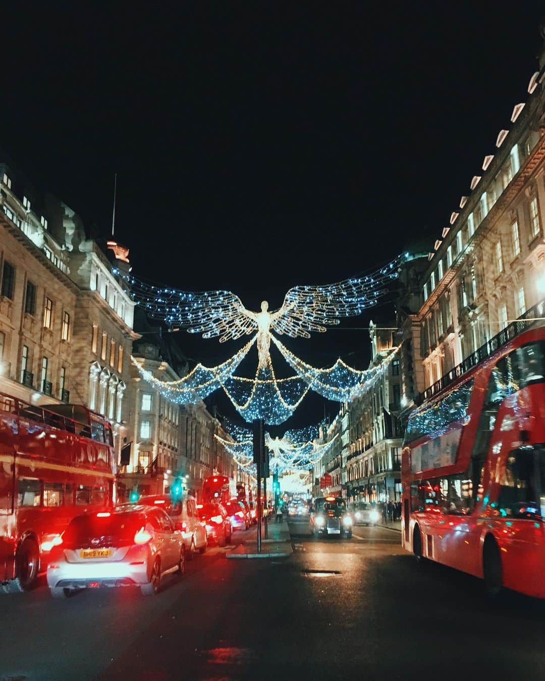 Yu-kiのインスタグラム：「Regent streetは去年と一緒のイルミネーションなんだけど、改めて1年あっという間だなぁと思った🎄すっかりまた見慣れた景色になったよ🎅🏻#London#UK#regentstreet」