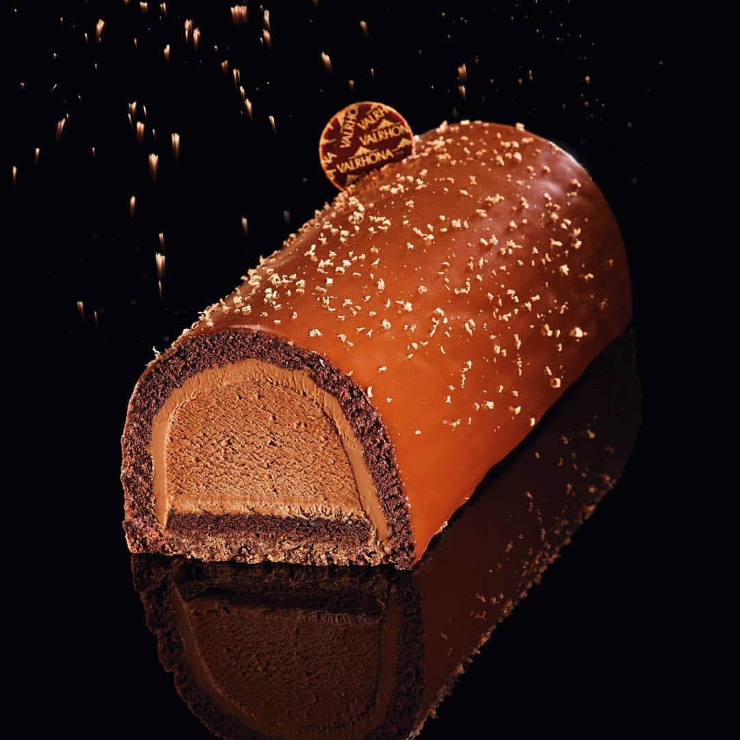 ショコラ de イースター by Valrhonaのインスタグラム：「ウィンターシーズンをヴァローナショコラで楽しく飾ろう!  蒔や切り株をかたどった、フランスの伝統的なクリスマスケーキ「ビュッシュ・ド・ノエル」。クリスマスらしい華やぎを添えてくれる、代表的なクリスマスケーキで、今も変わらぬ人気を誇っています。  ヴァローナの多彩なビュッシュのフォルム。ヴァローナショコラを使った、アーティスティックな数々の作品をご紹介します。デコレーションやアレンジのクリエーションにお役立てください。  #ヴァローナ #ヴァローナジャポン #エコールヴァローナ東京 #パティシエ #パティスリー #チョコレート #ショコラ #ショコラティエ #デザート #クーベルチュール #クリスマスケーキ #ビュッシュドノエル #ブッシュドノエル #チョコレートケーキ  #valrhona #valrhonajapon #ecolevalrhonatokyo #valrhonachocolate #plateddessert #pastrycreation #chocolat #chocolatier #buchedenoel #christmascake #chocolatecake」